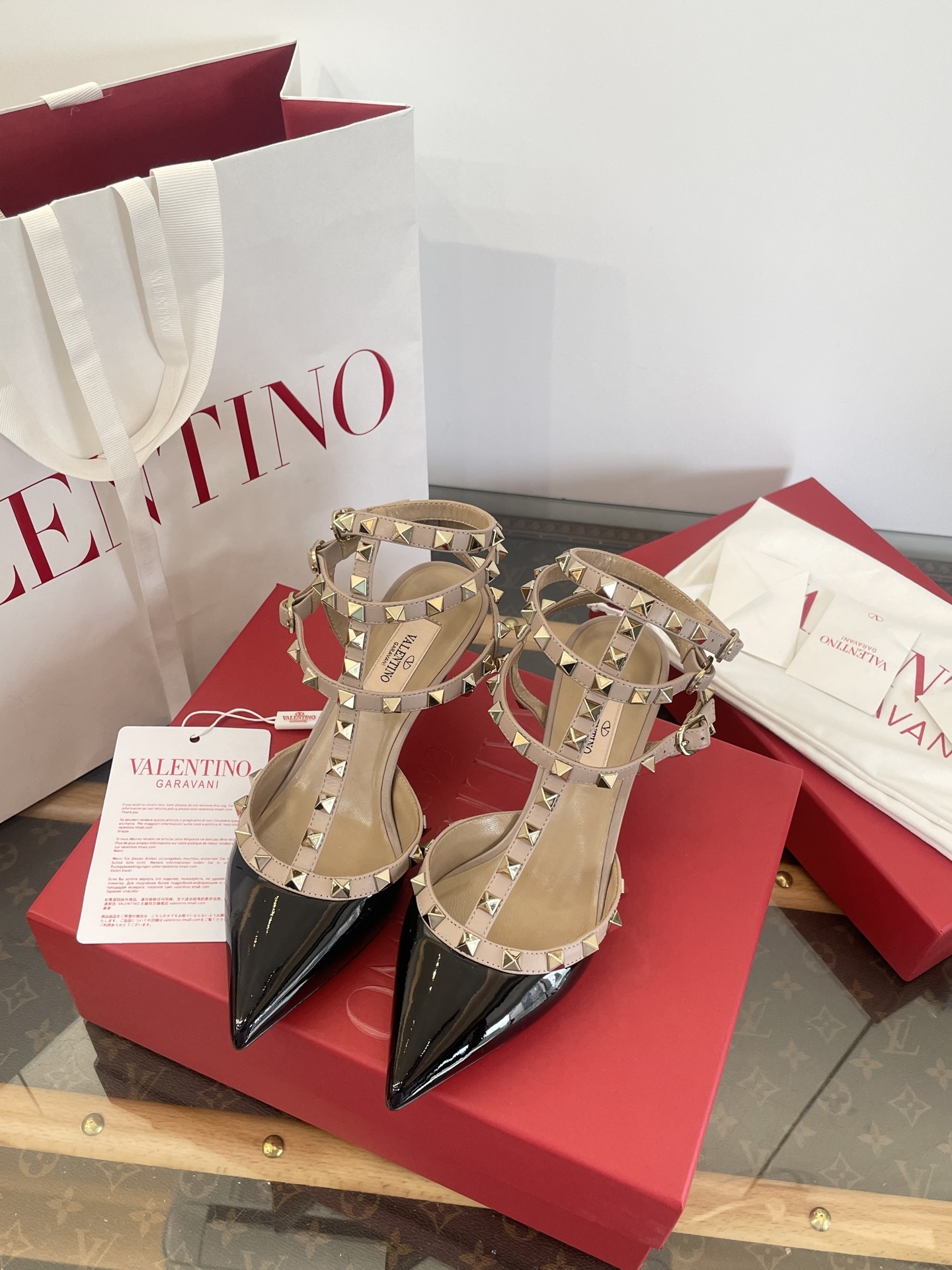 Leg-lengthening pointed-toe shoes with rivets