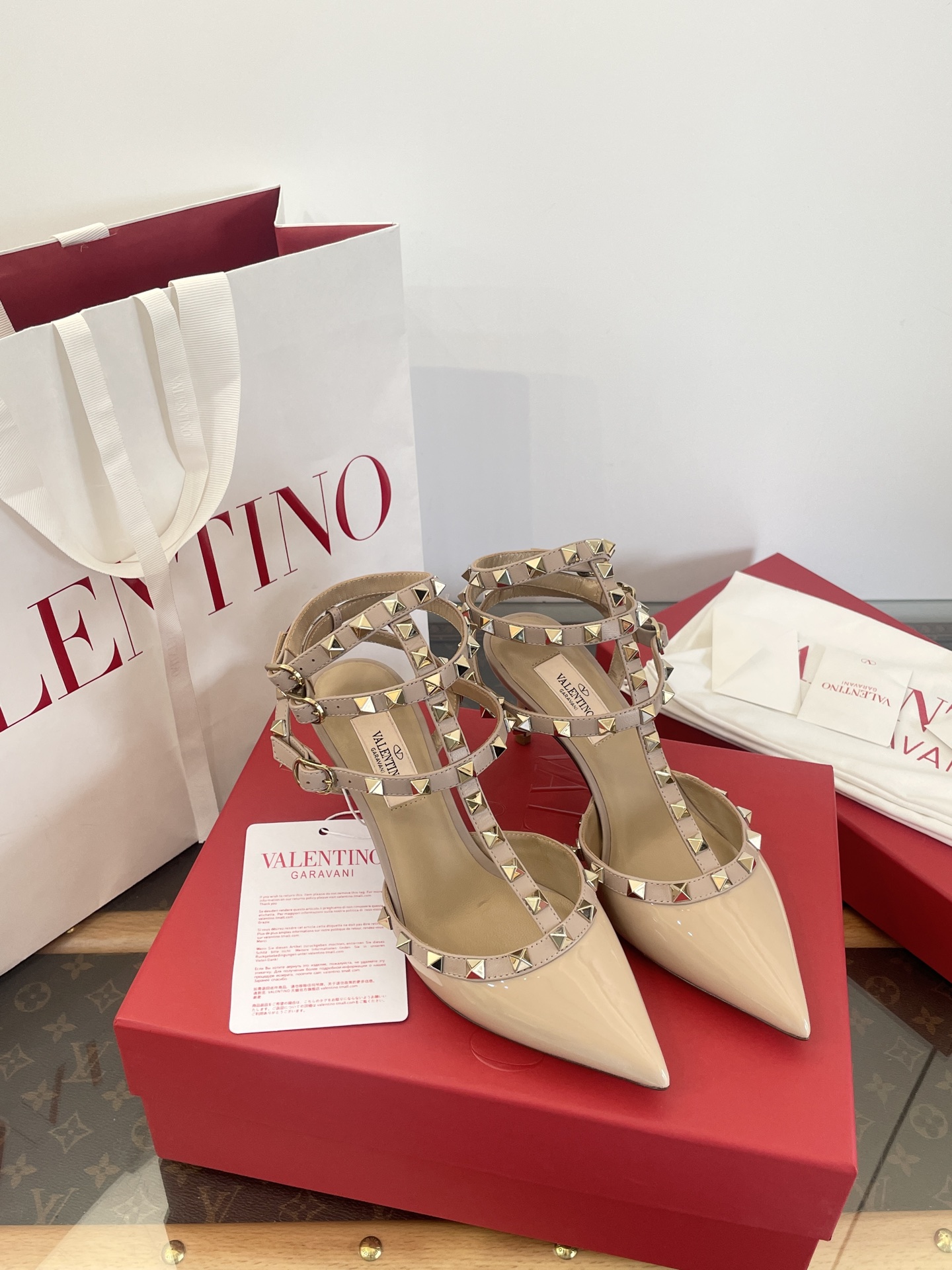 Leg-lengthening pointed-toe shoes with rivets