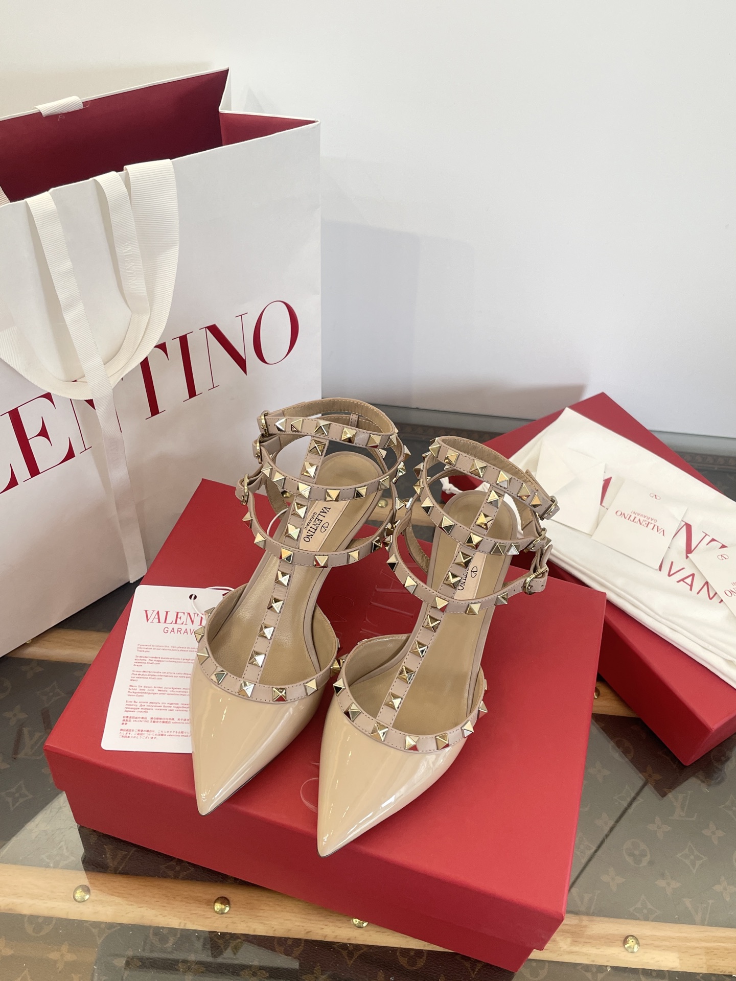 Leg-lengthening pointed-toe shoes with rivets