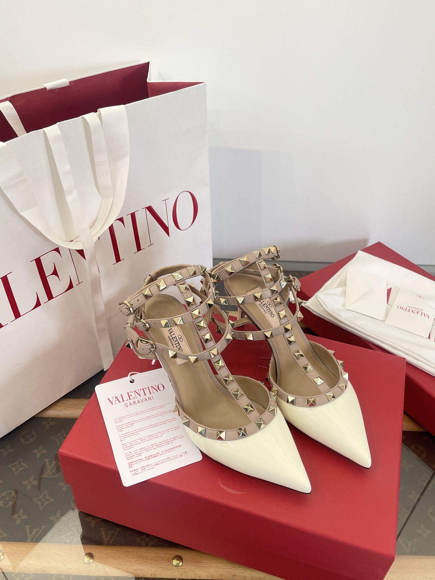 Leg-lengthening pointed-toe shoes with rivets