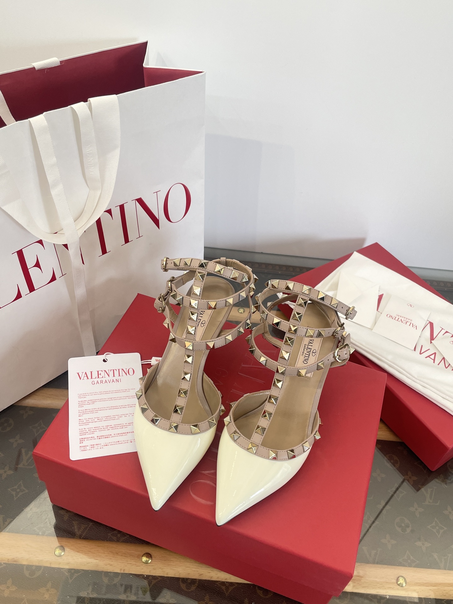 Leg-lengthening pointed-toe shoes with rivets