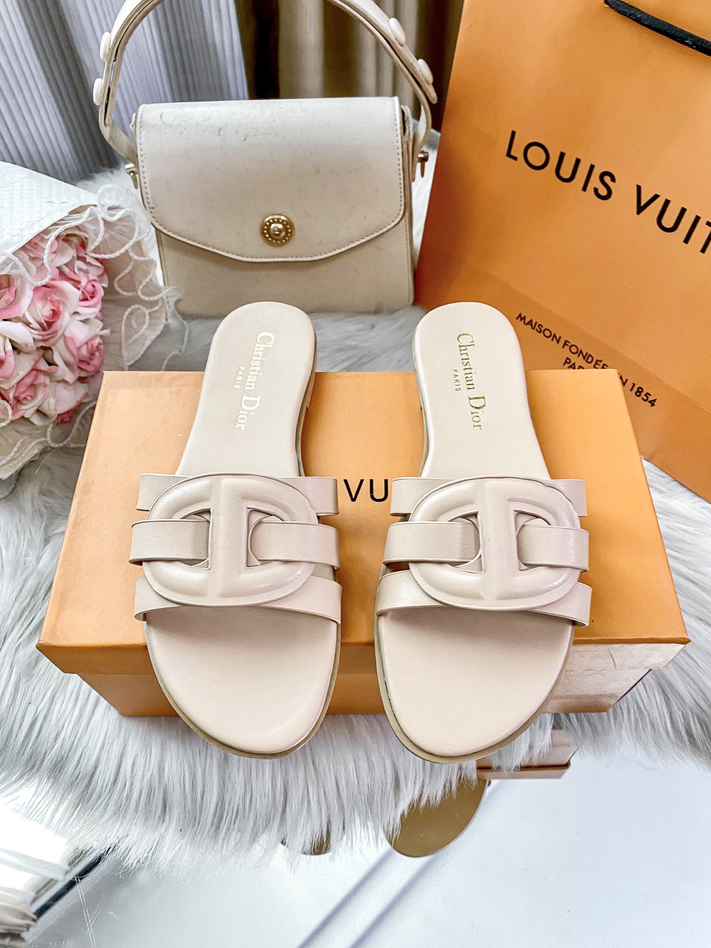 Classic new flat sandals