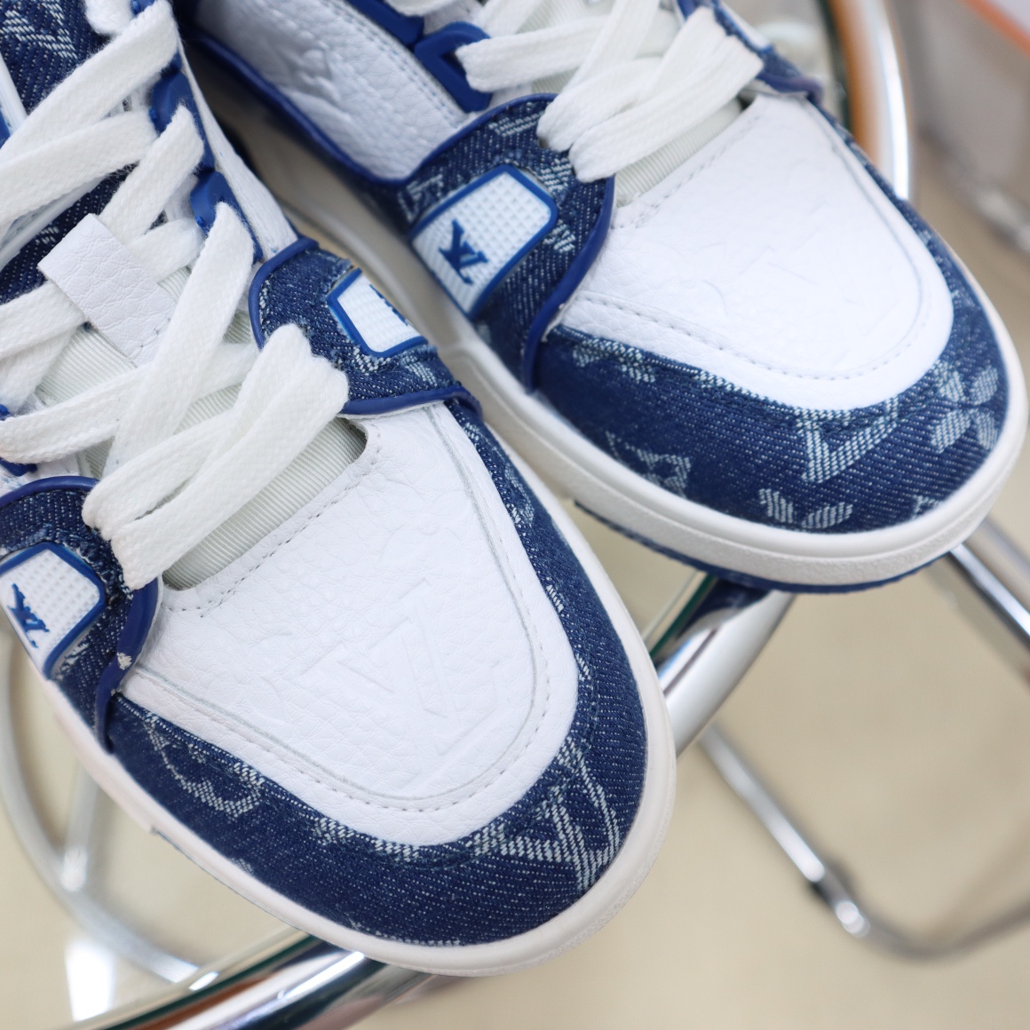 Casual breathable sports shoes