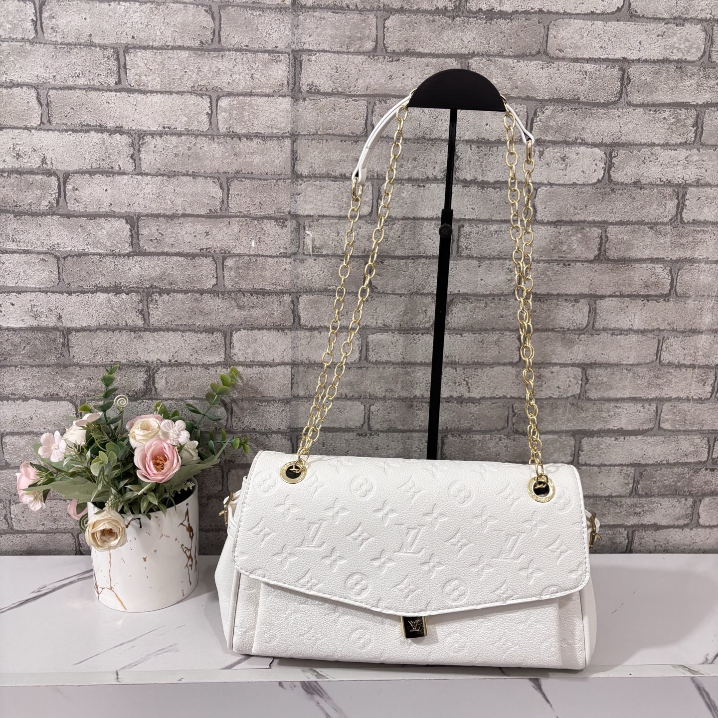 Stylish single-shoulder crossbody bag
