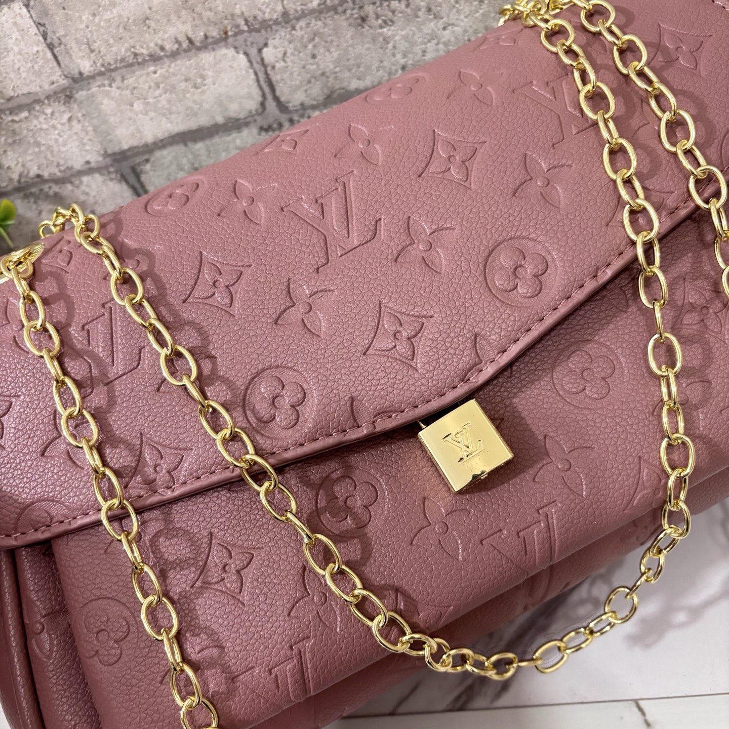 Stylish single-shoulder crossbody bag