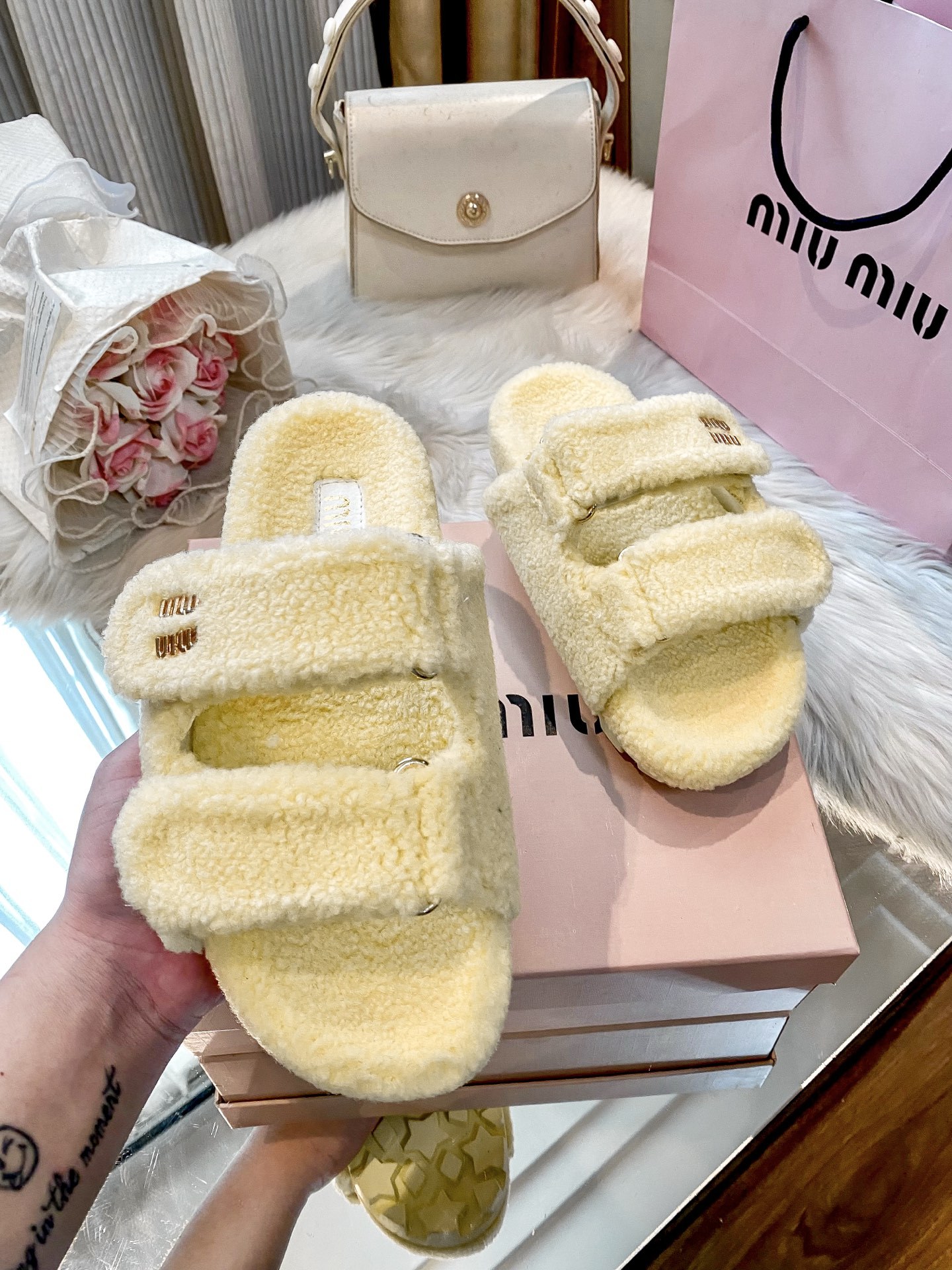 New flat-soled furry slippers