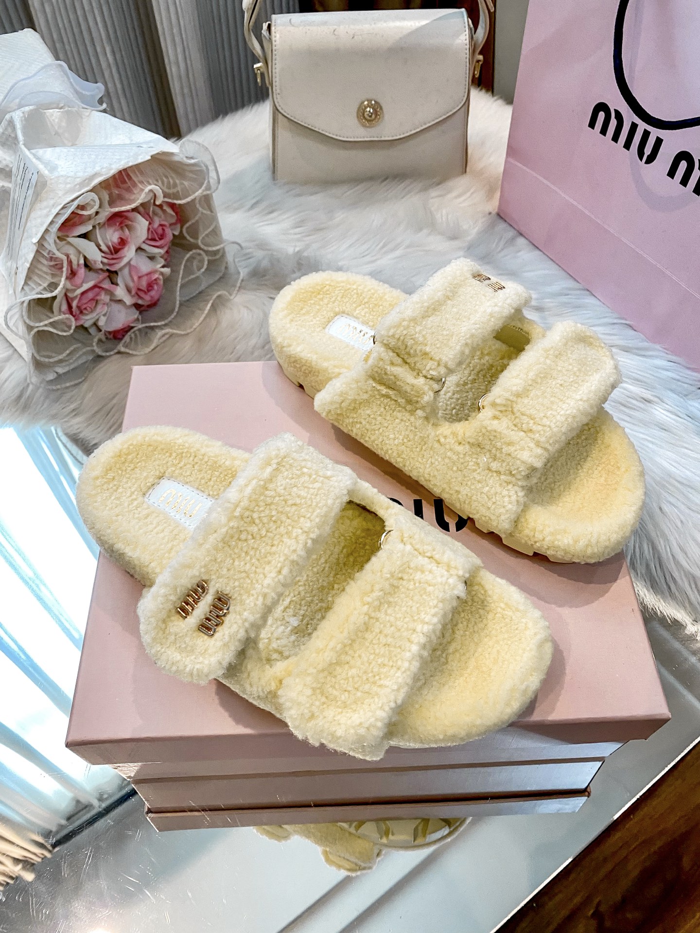 New flat-soled furry slippers