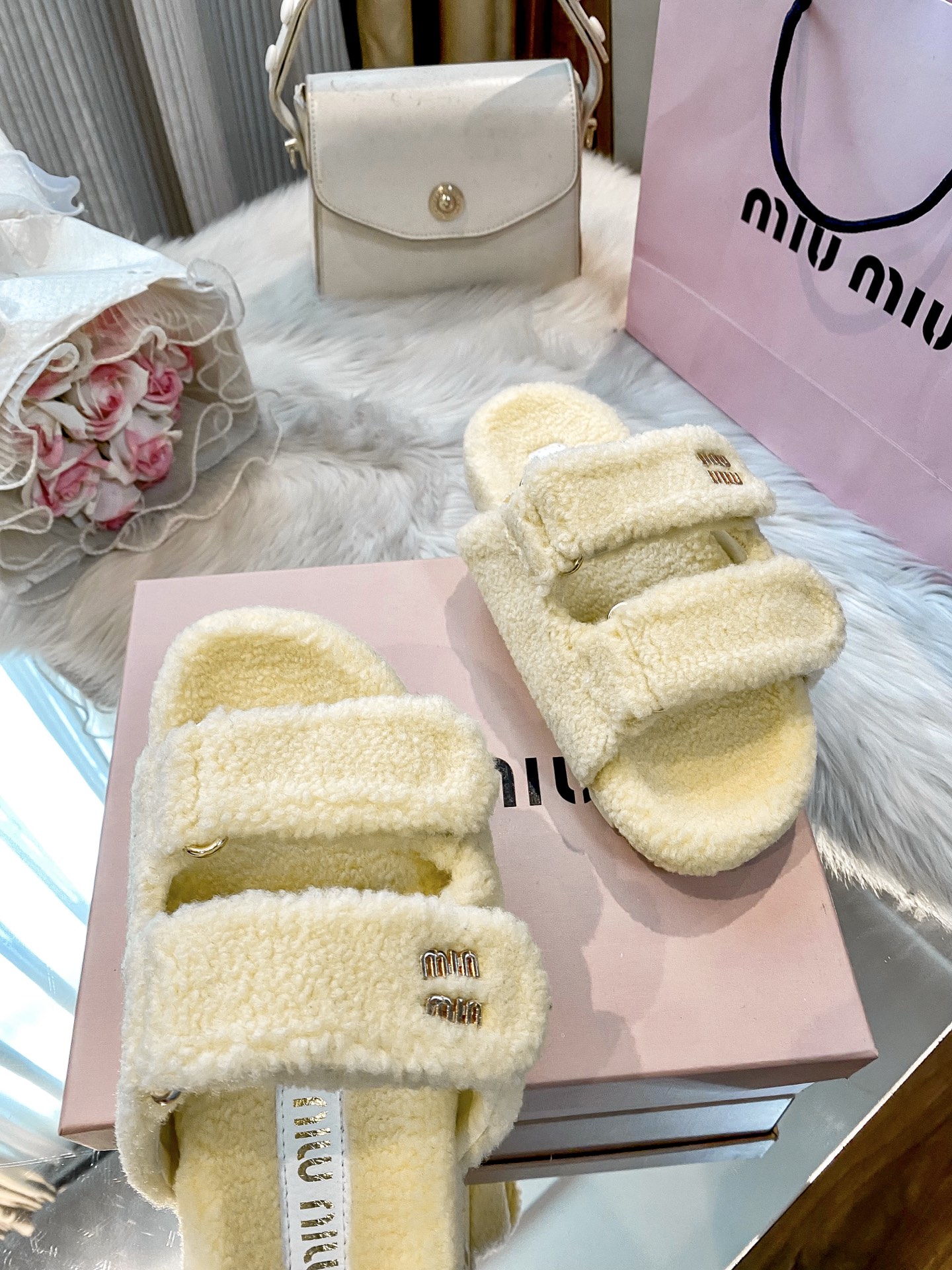 New flat-soled furry slippers