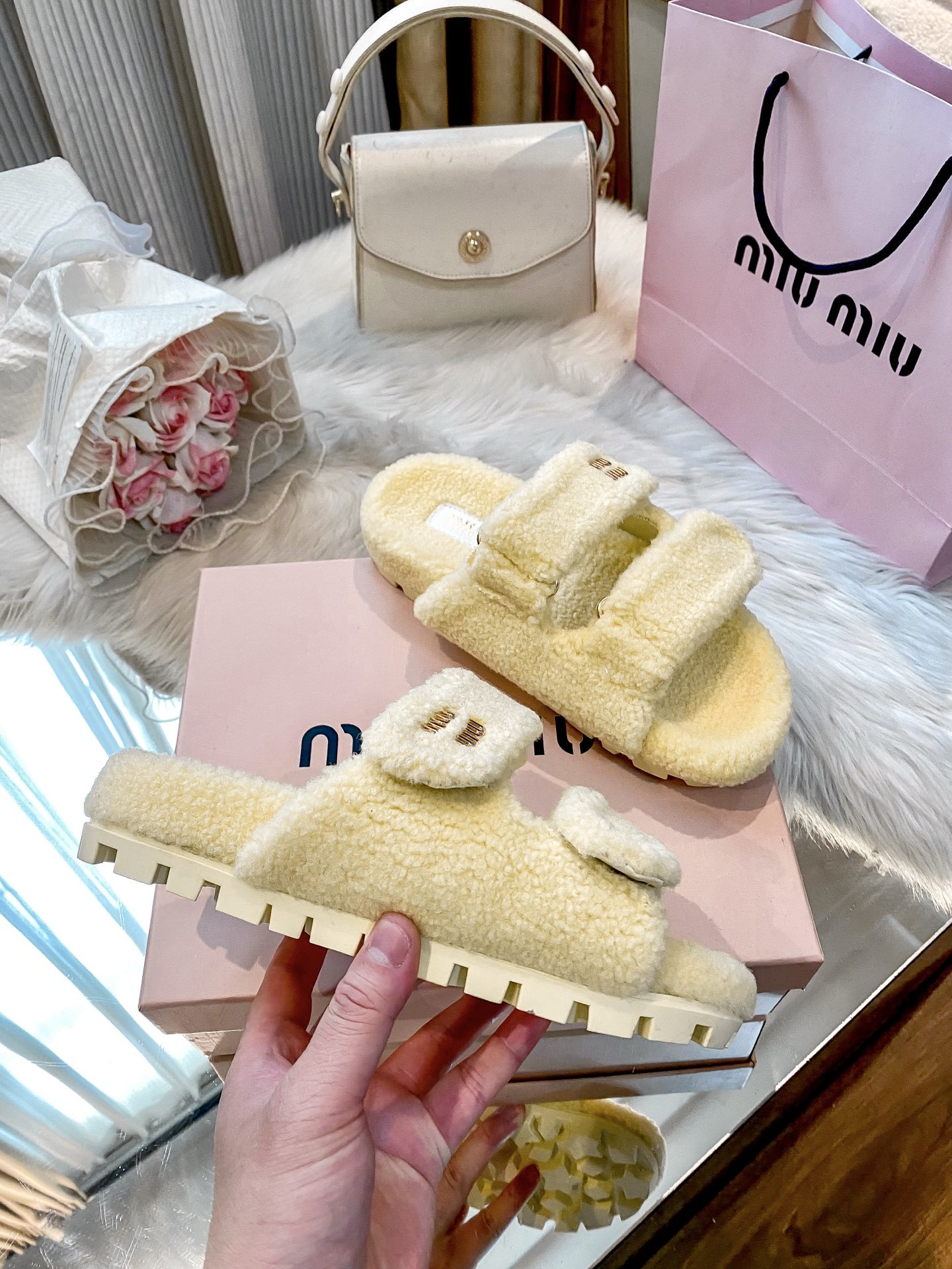 New flat-soled furry slippers