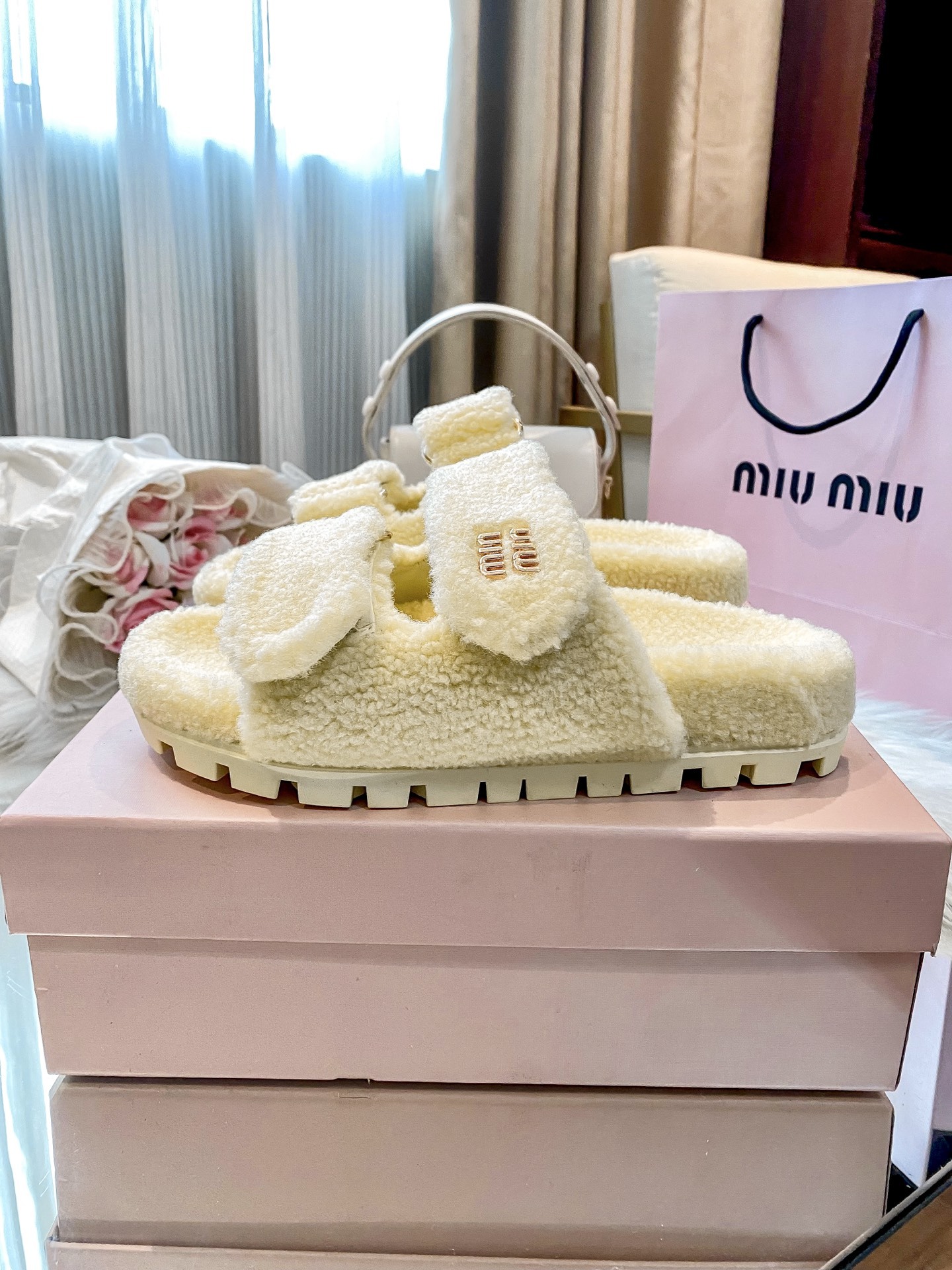 New flat-soled furry slippers