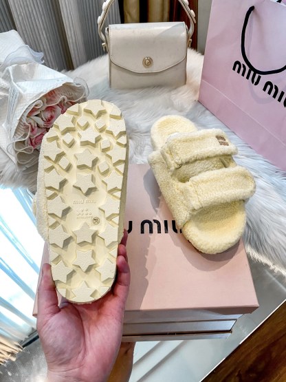 New flat-soled furry slippers