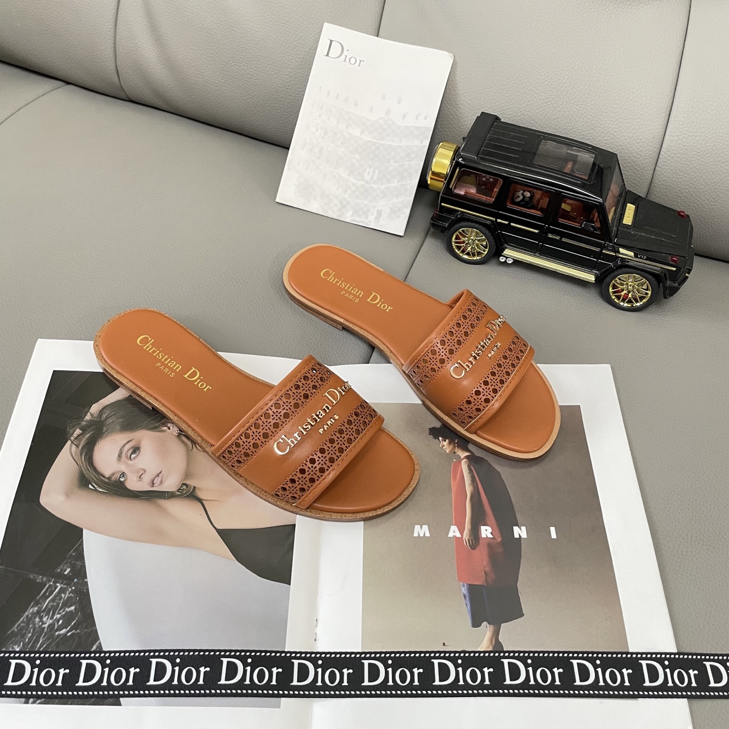 Classic open-toe flat sandals