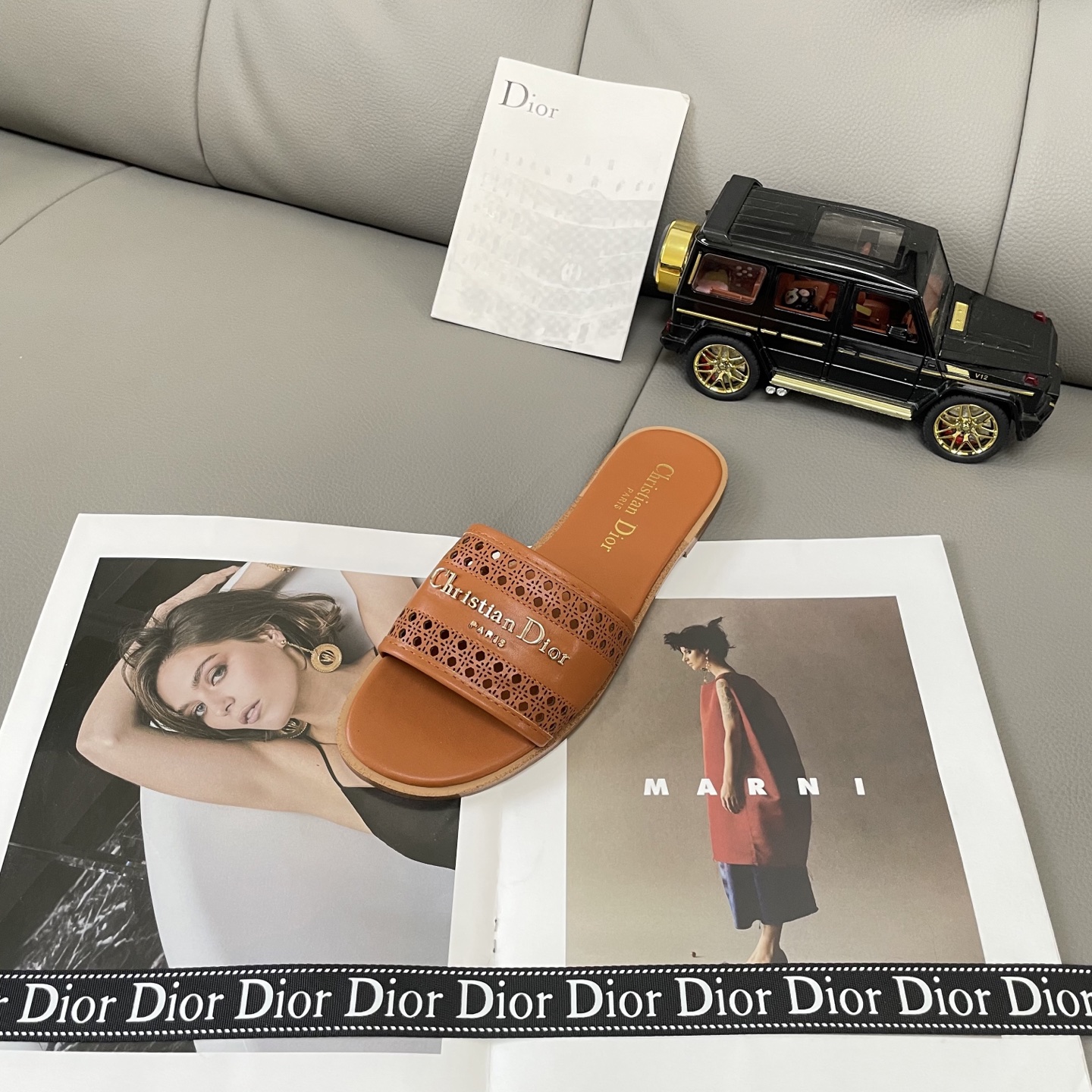 Classic open-toe flat sandals