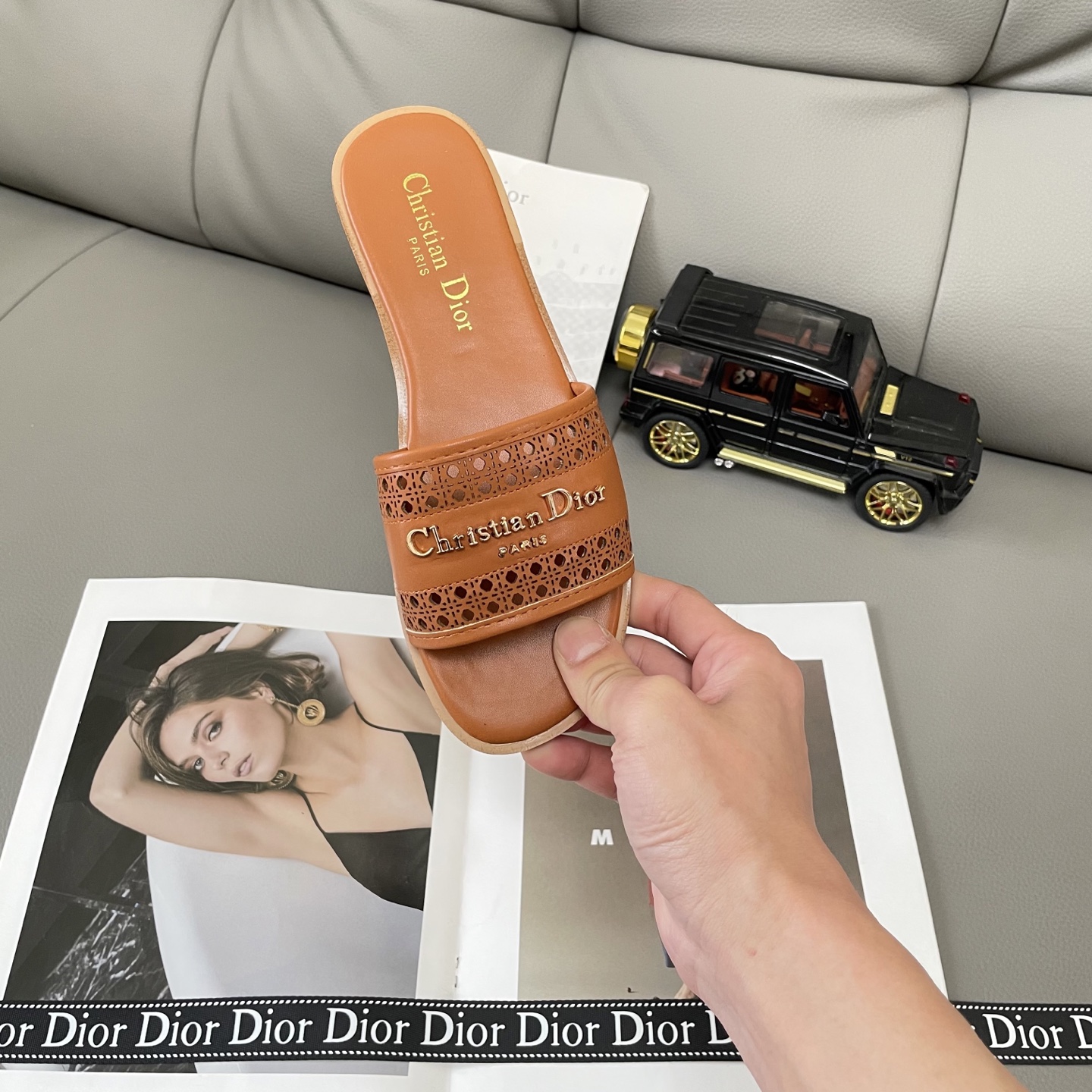 Classic open-toe flat sandals