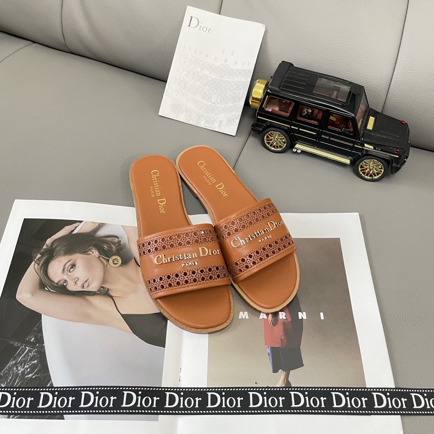 Classic open-toe flat sandals