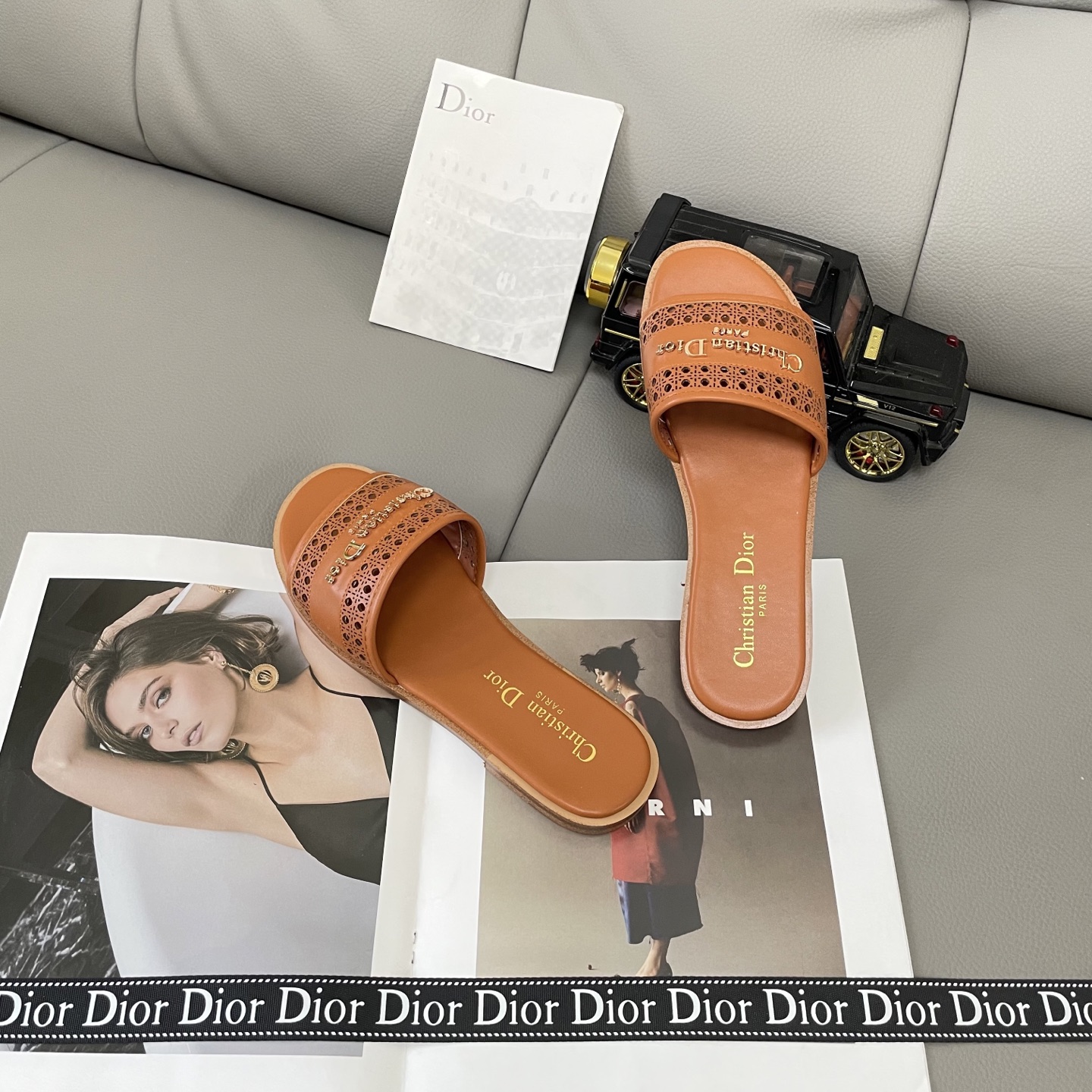 Classic open-toe flat sandals