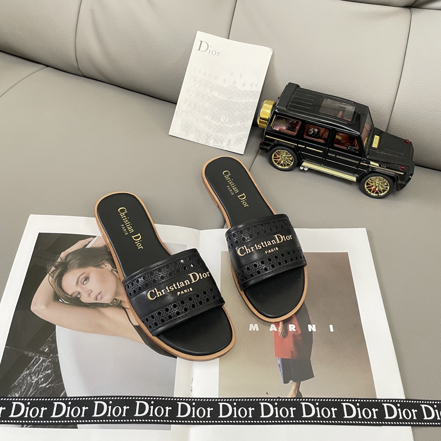 Classic open-toe flat sandals