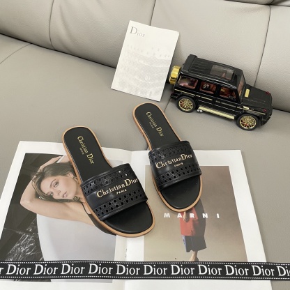 Classic open-toe flat sandals