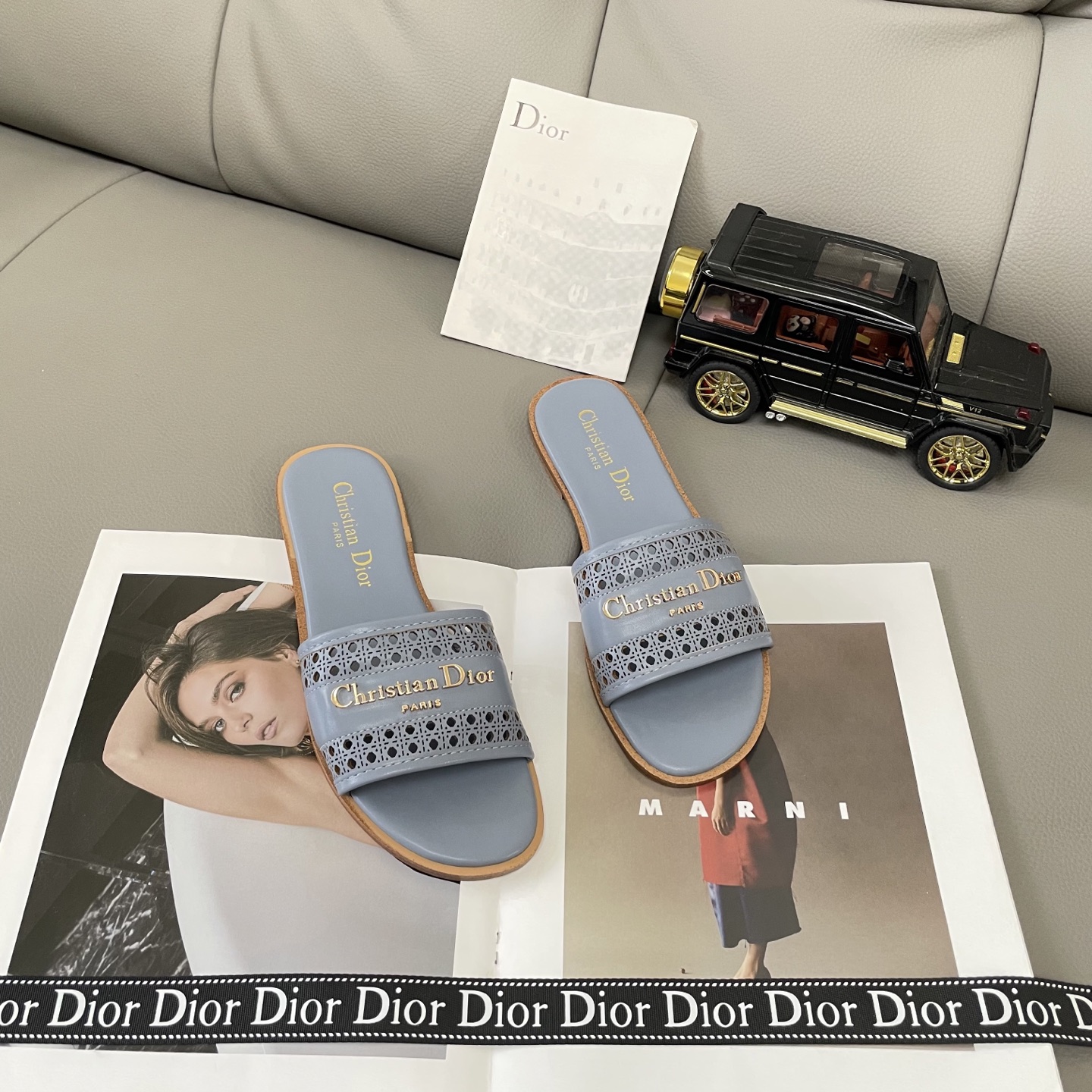 Classic open-toe flat sandals