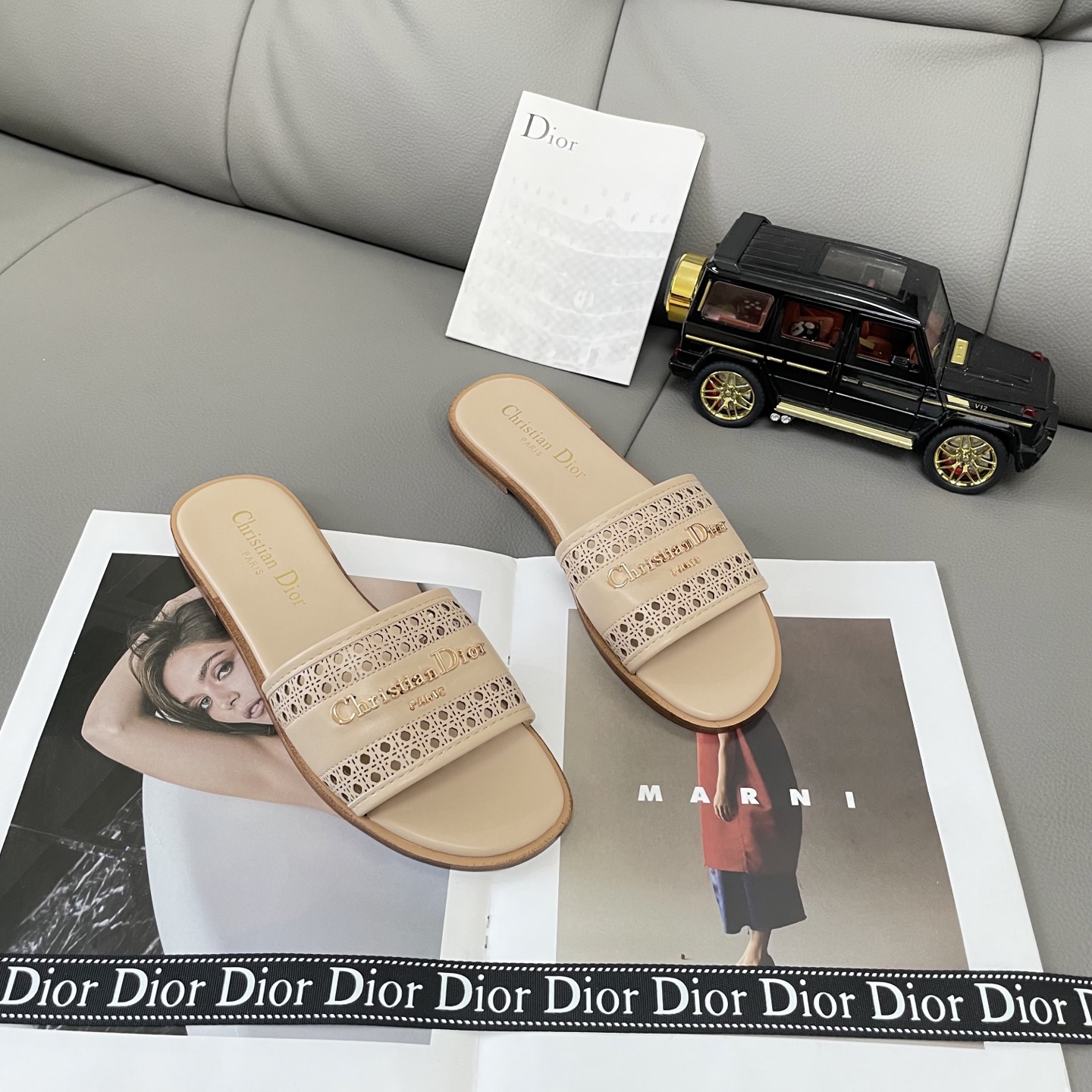 Classic open-toe flat sandals