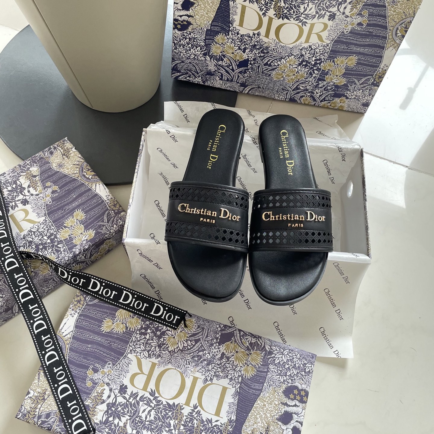Classic open-toe flat sandals