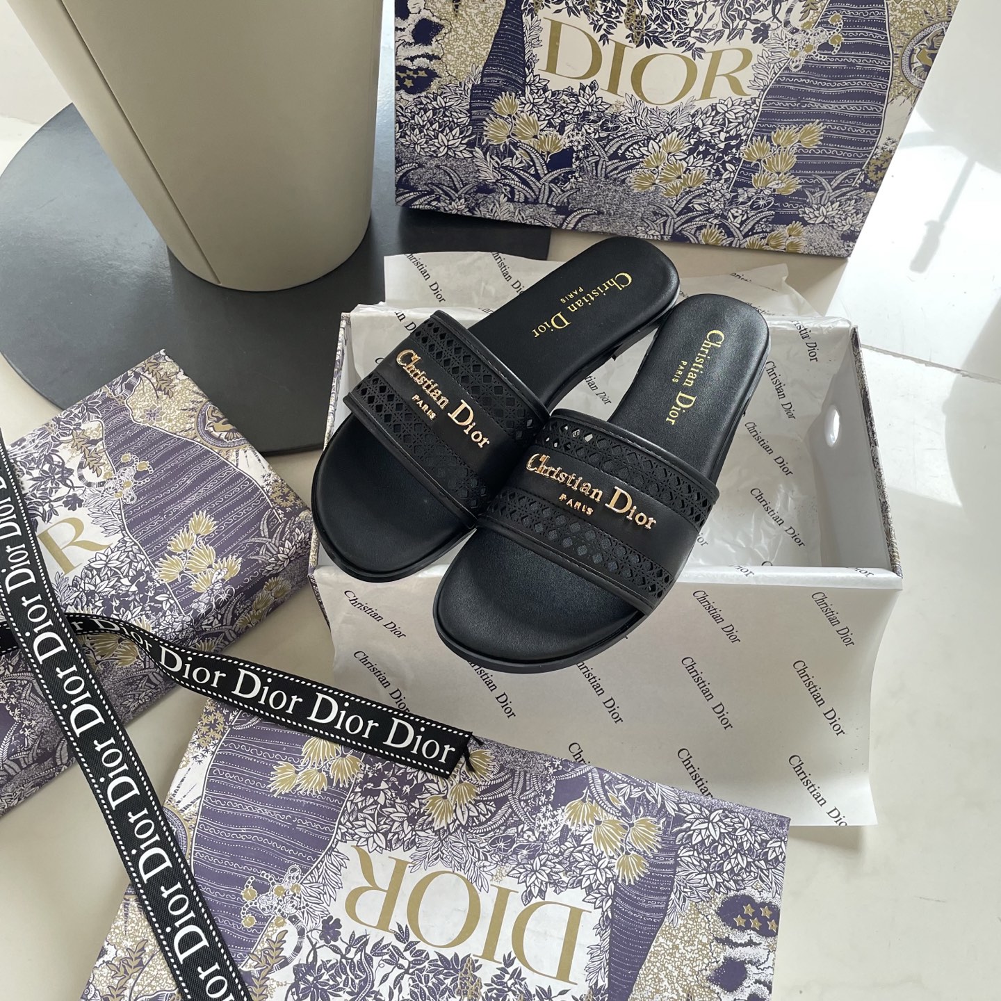 Classic open-toe flat sandals