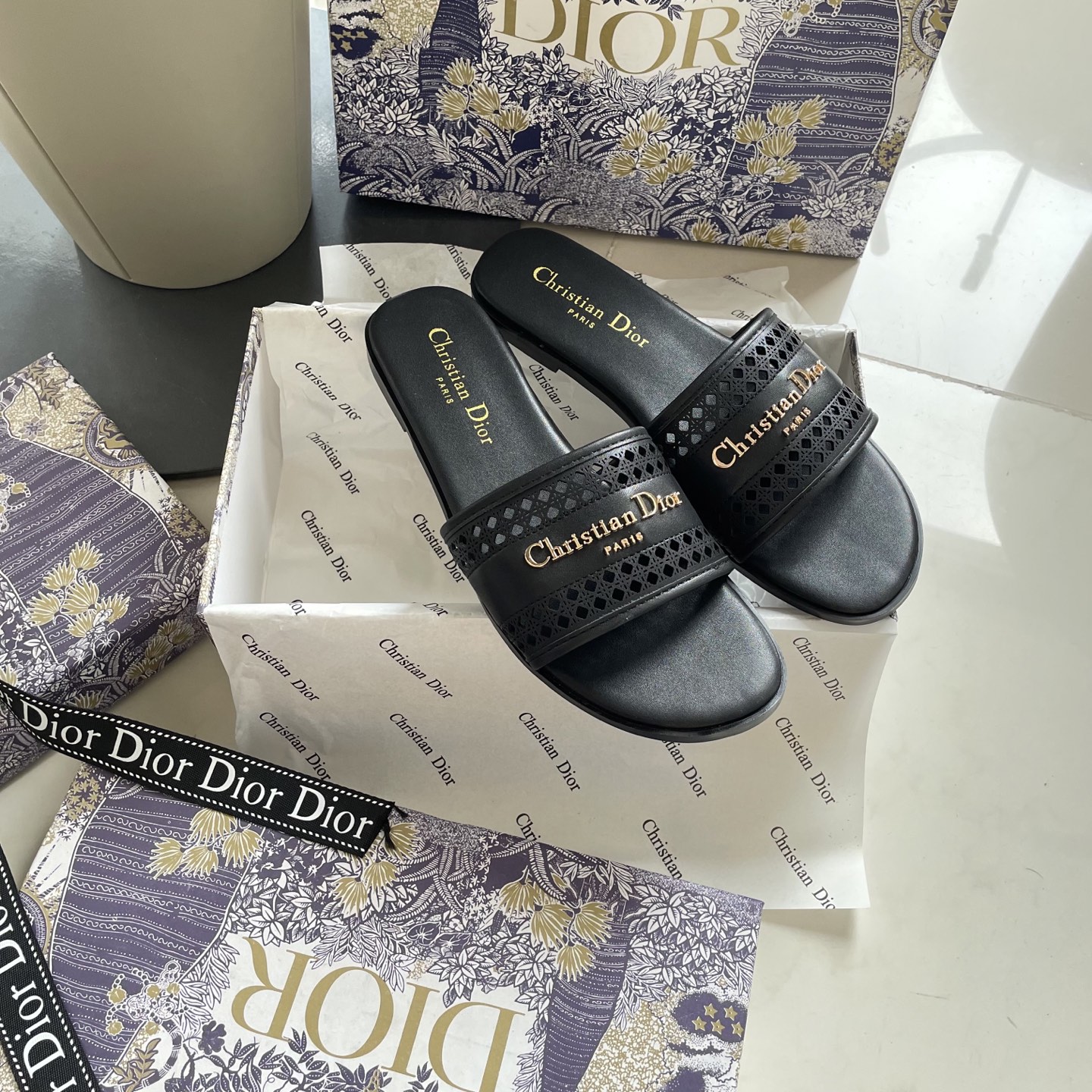 Classic open-toe flat sandals