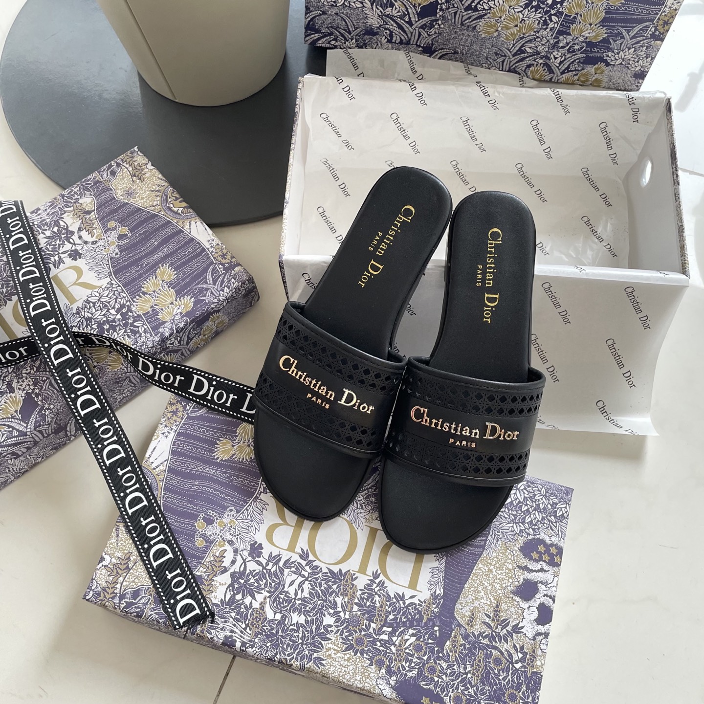 Classic open-toe flat sandals