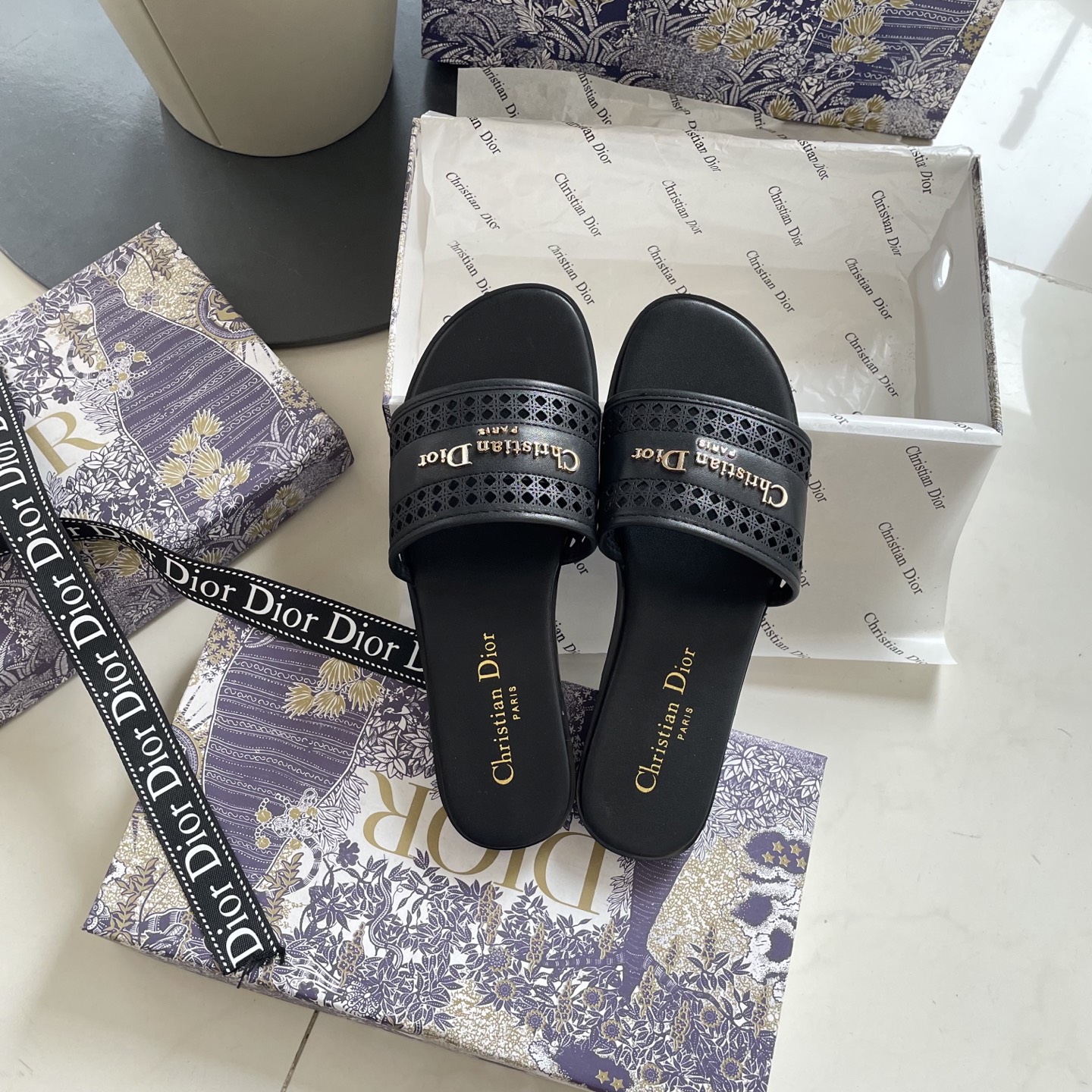 Classic open-toe flat sandals