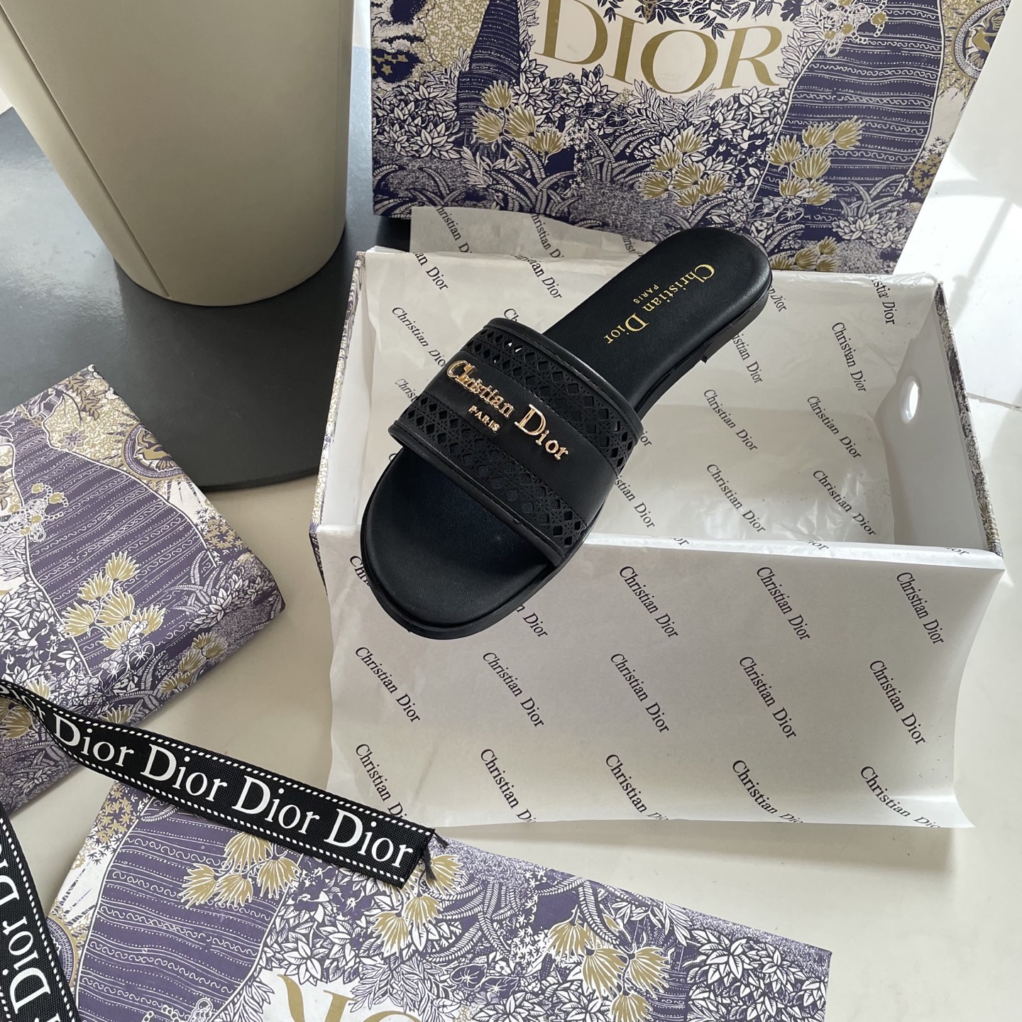 Classic open-toe flat sandals