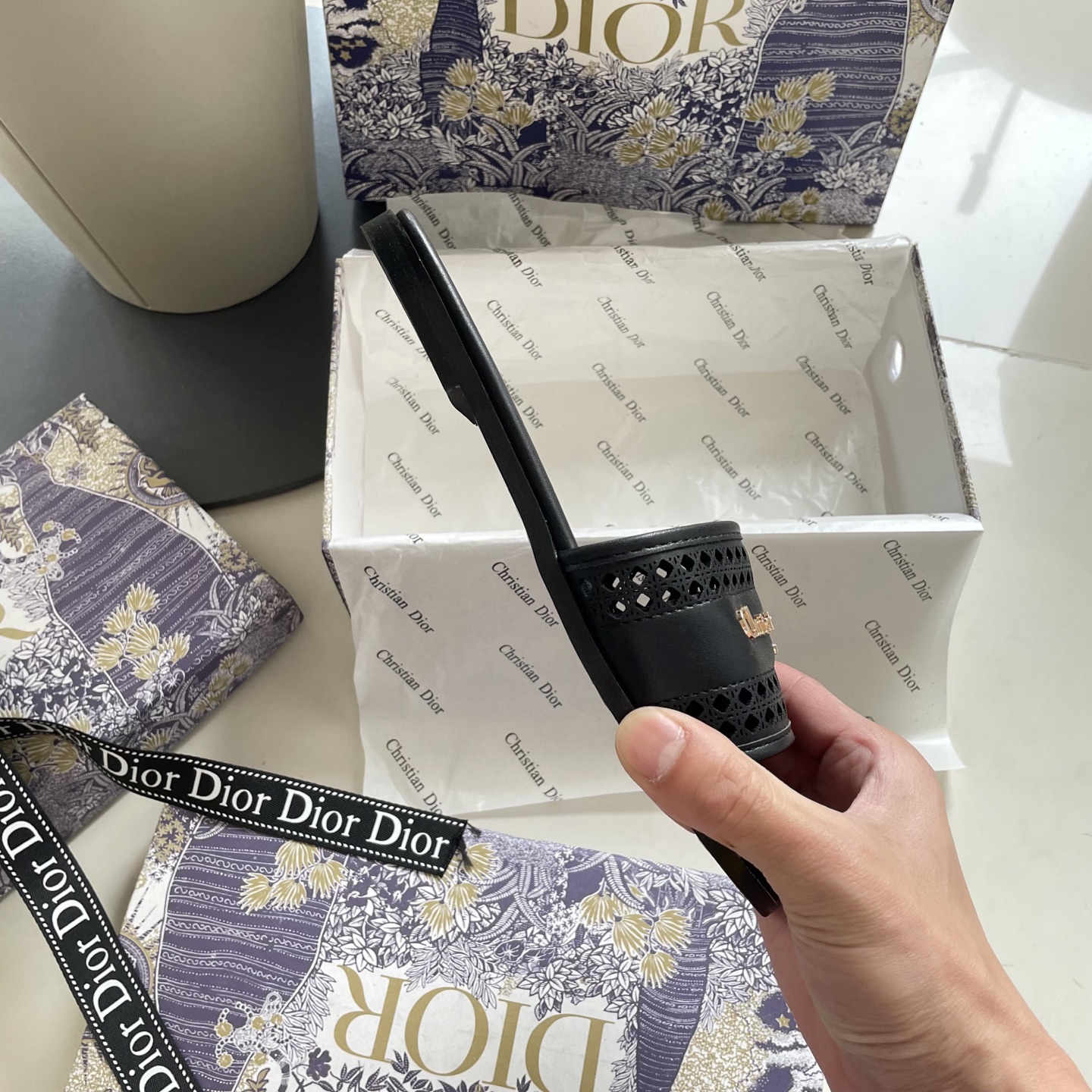 Classic open-toe flat sandals