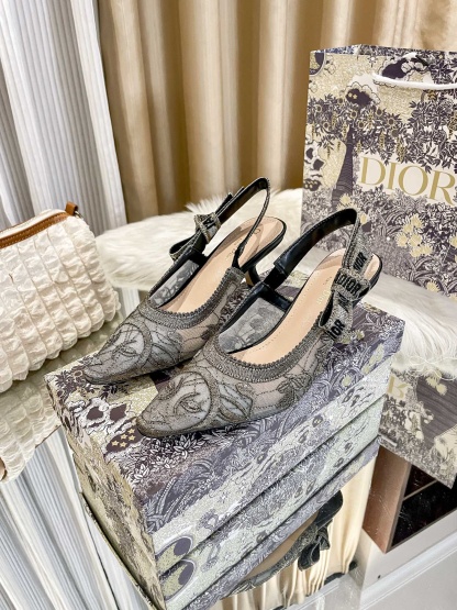 New embroidered kitten heel sandals