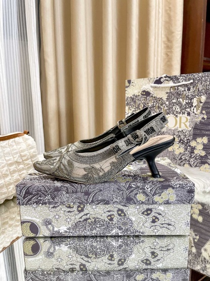 New embroidered kitten heel sandals