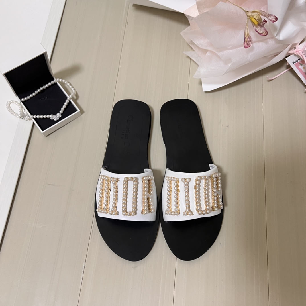 Handmade pearl letter slippers