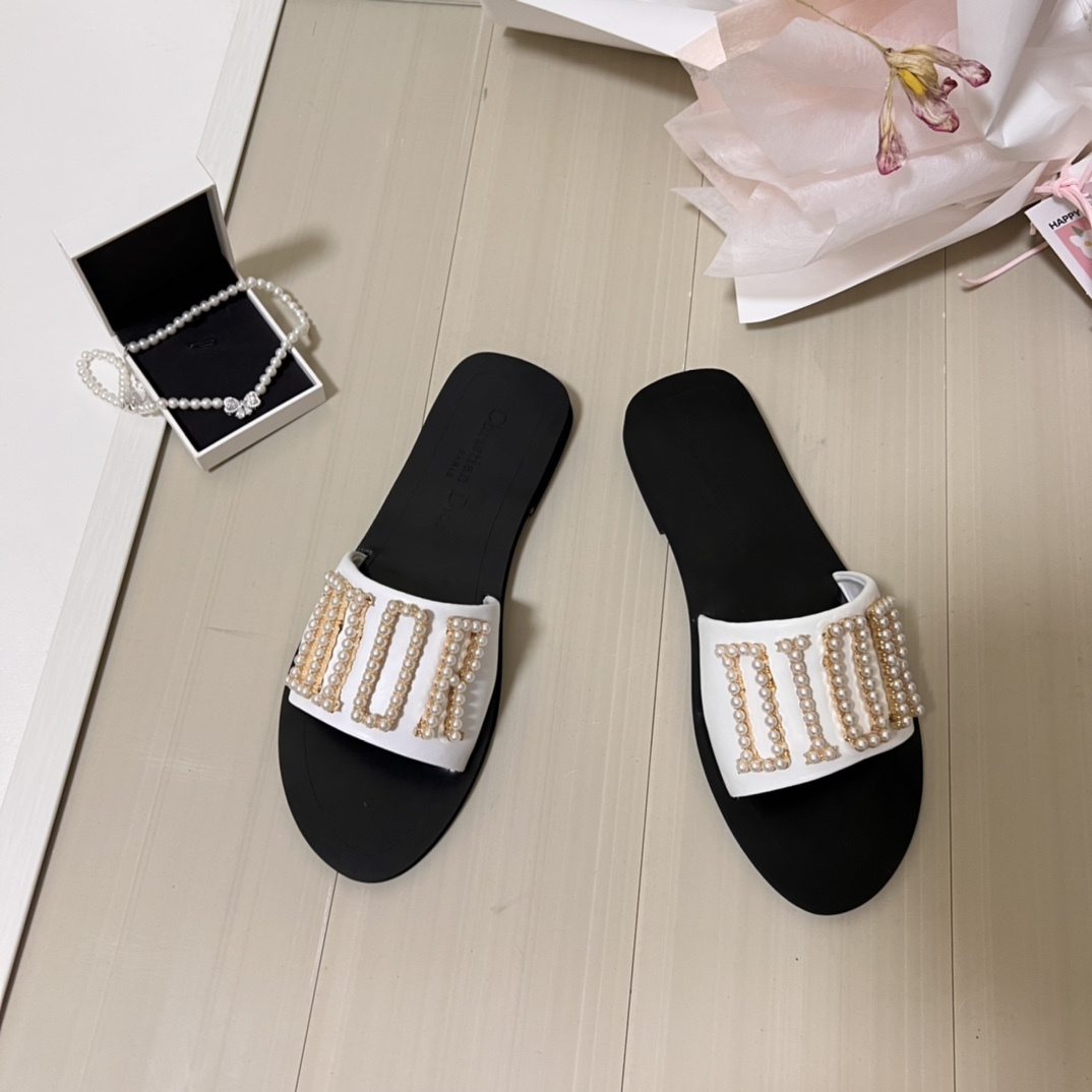 Handmade pearl letter slippers