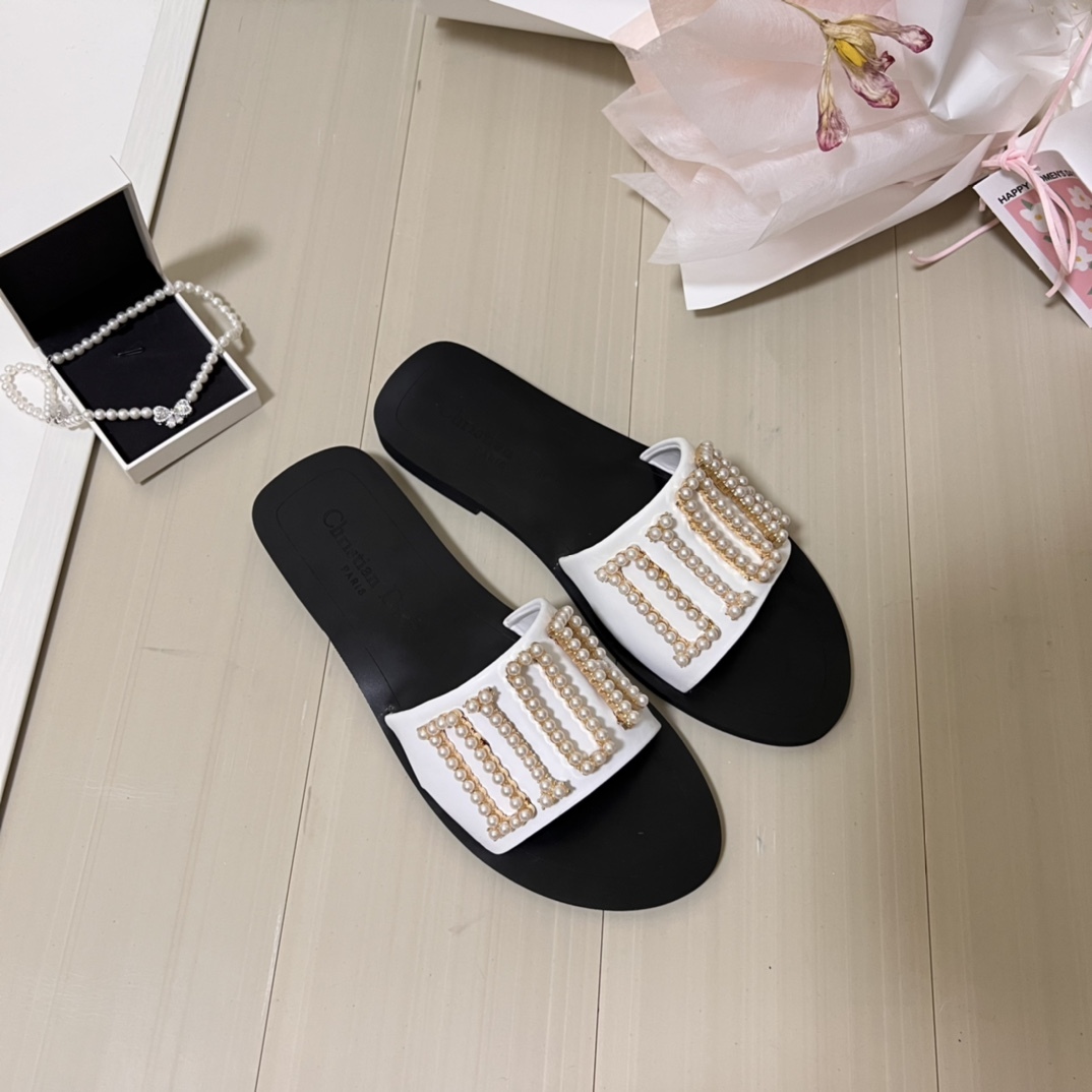 Handmade pearl letter slippers