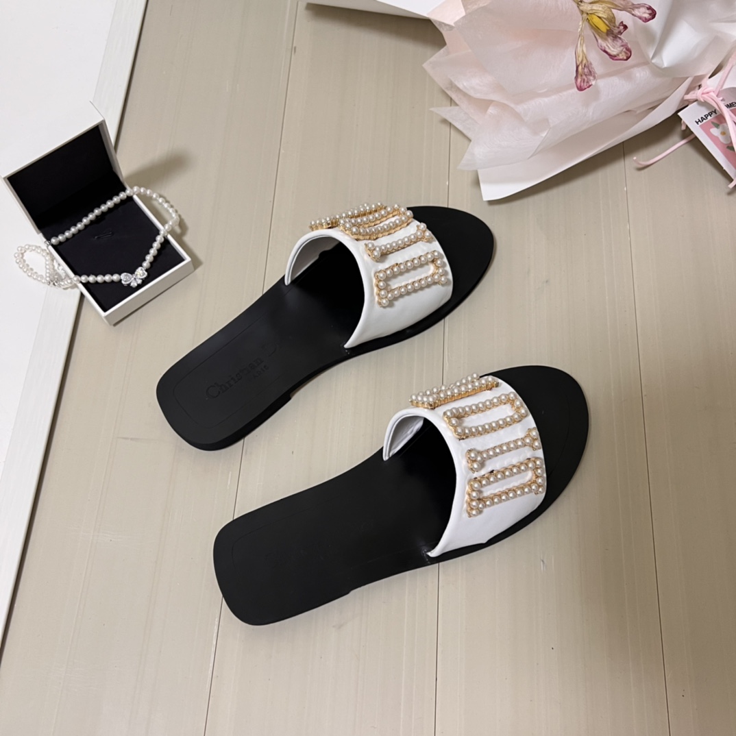 Handmade pearl letter slippers