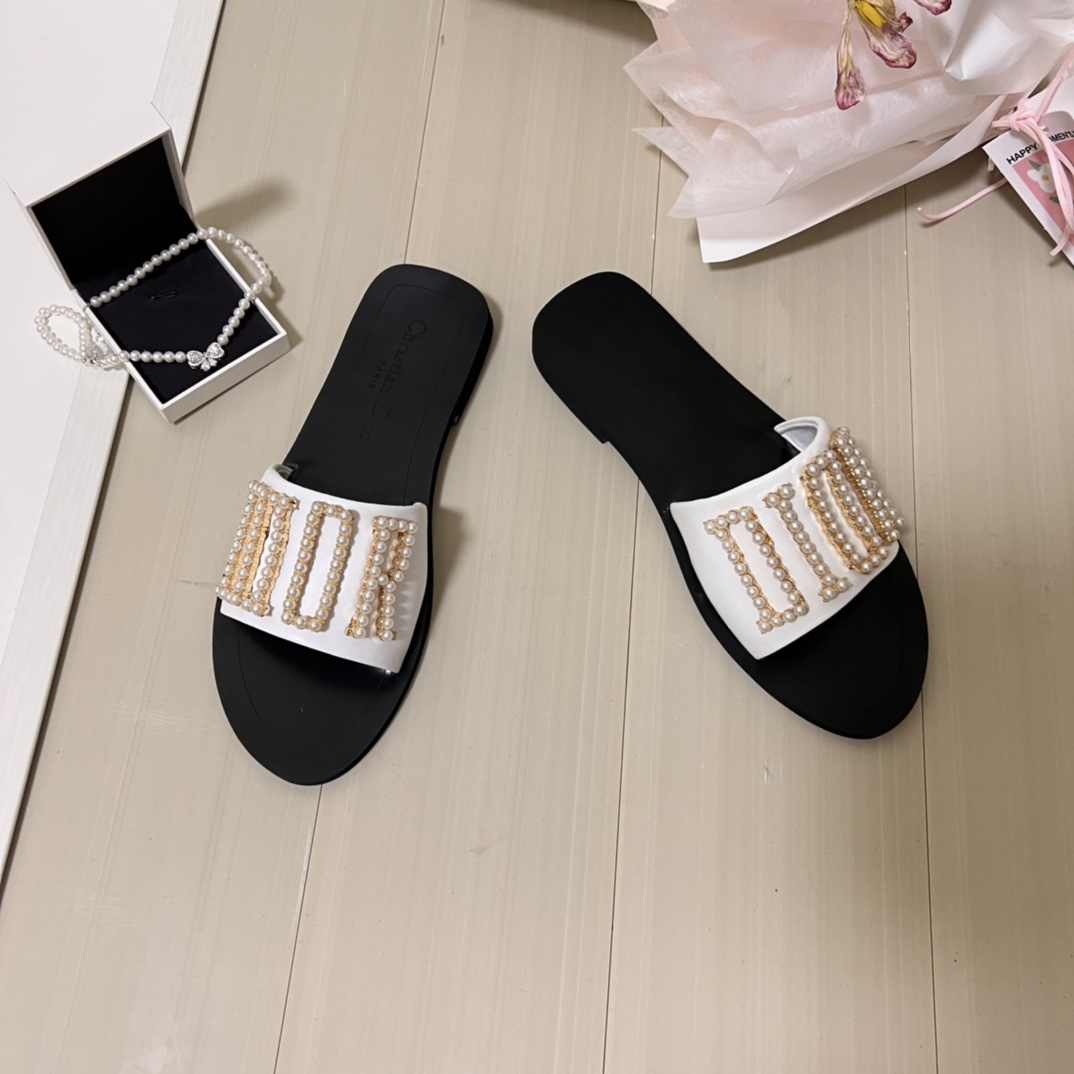 Handmade pearl letter slippers