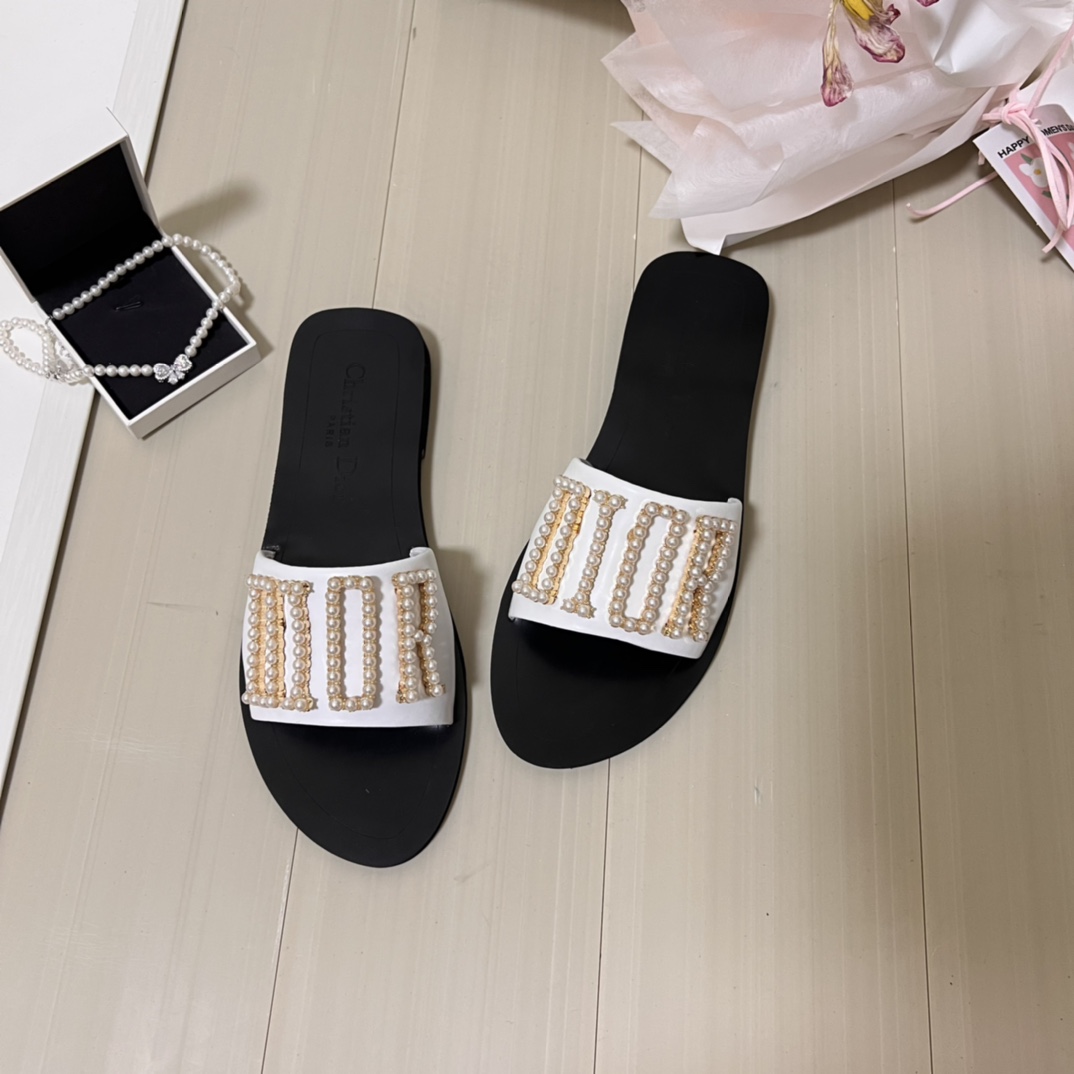 Handmade pearl letter slippers