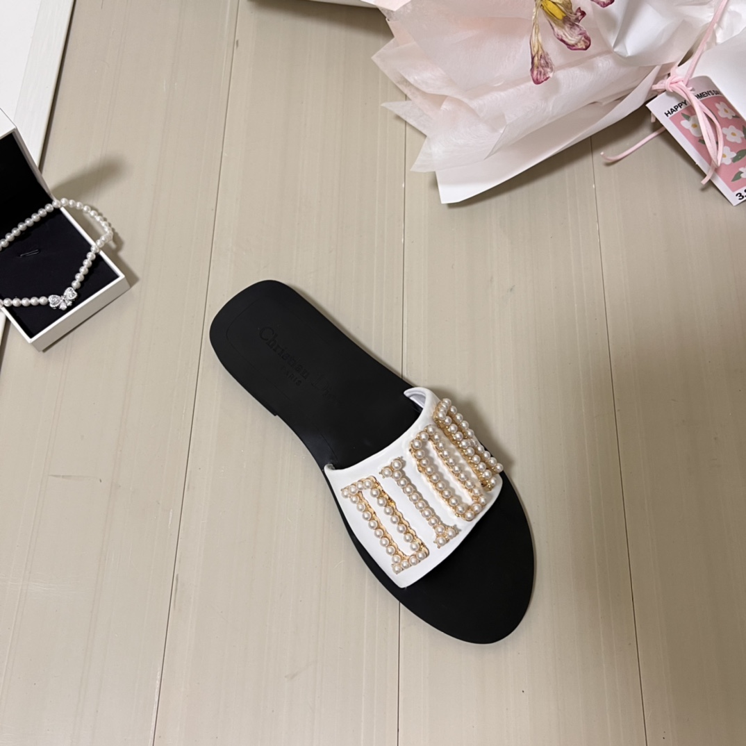 Handmade pearl letter slippers