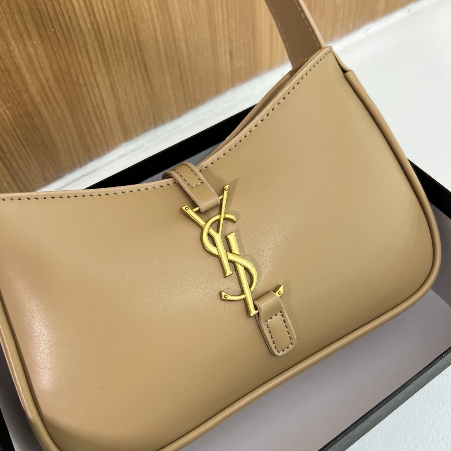 Stylish and minimalist small square bag