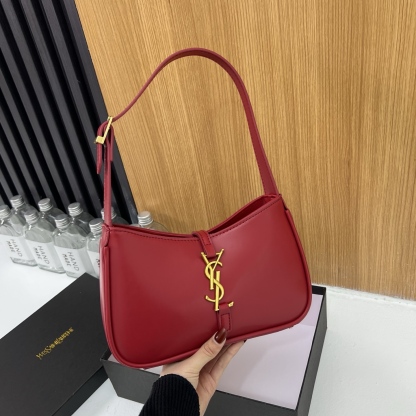 Stylish and minimalist small square bag