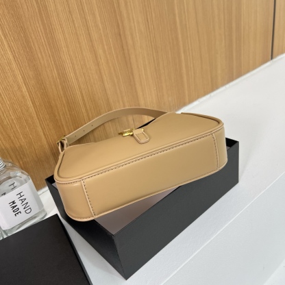 Stylish and minimalist small square bag