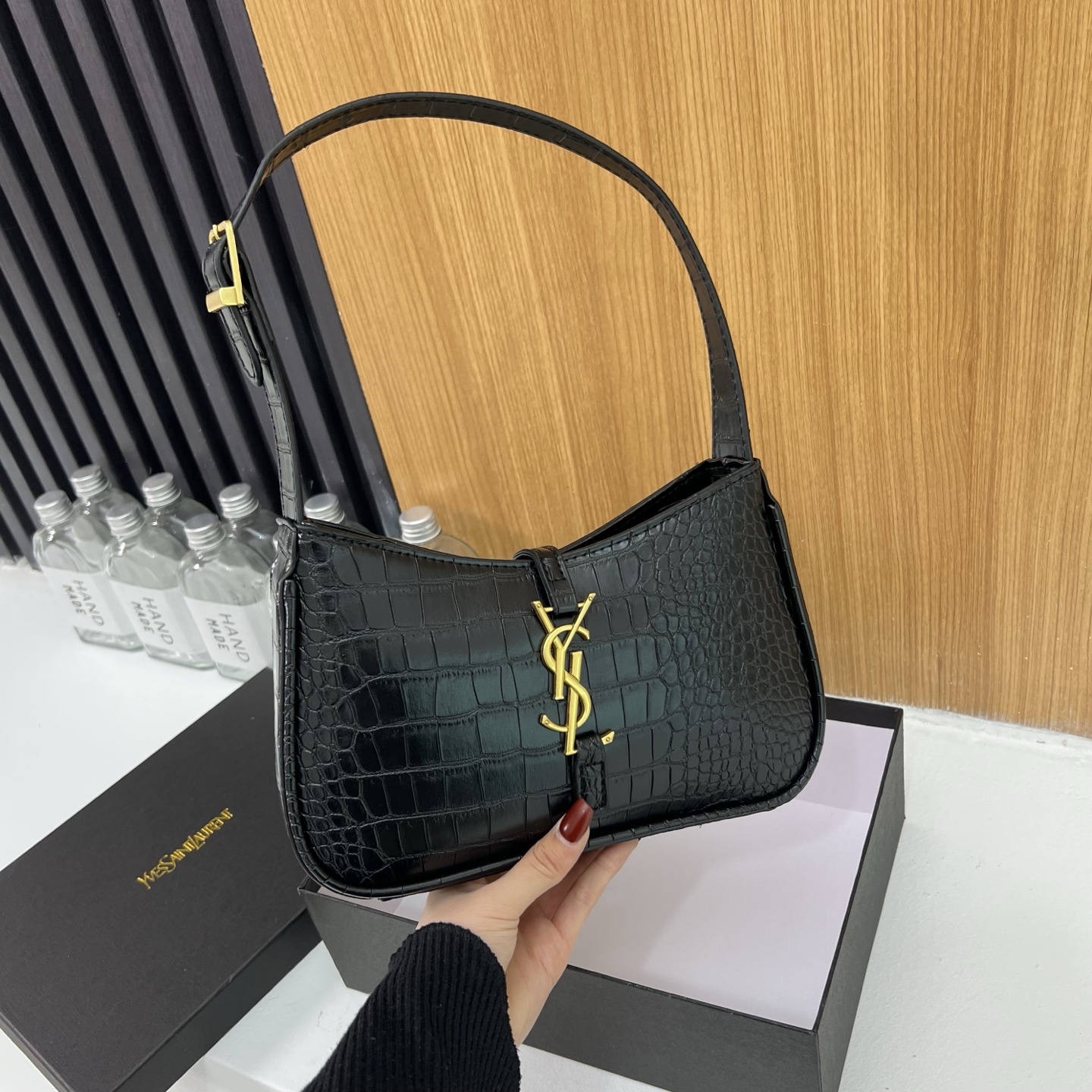 Stylish and minimalist small square bag