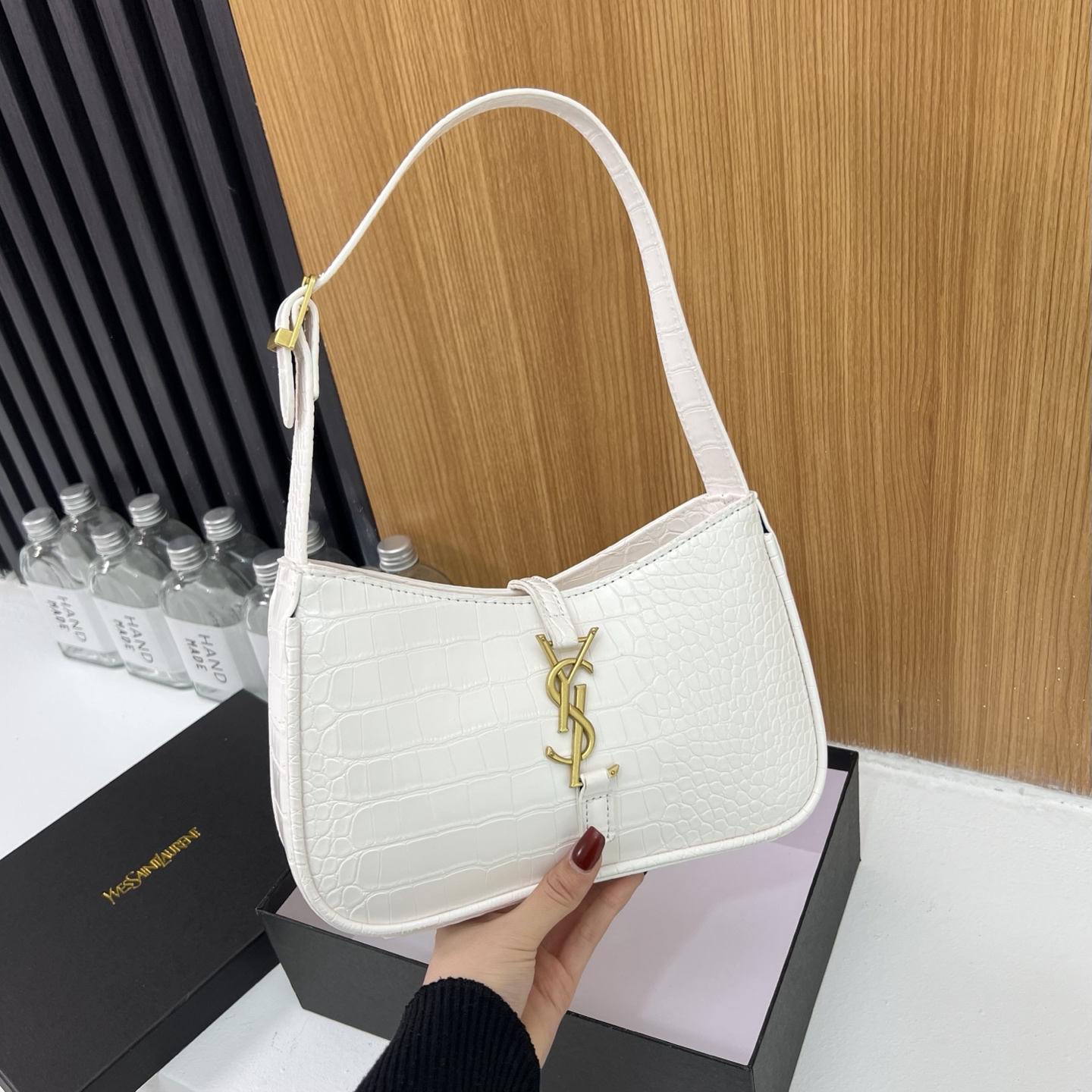 Stylish and minimalist small square bag