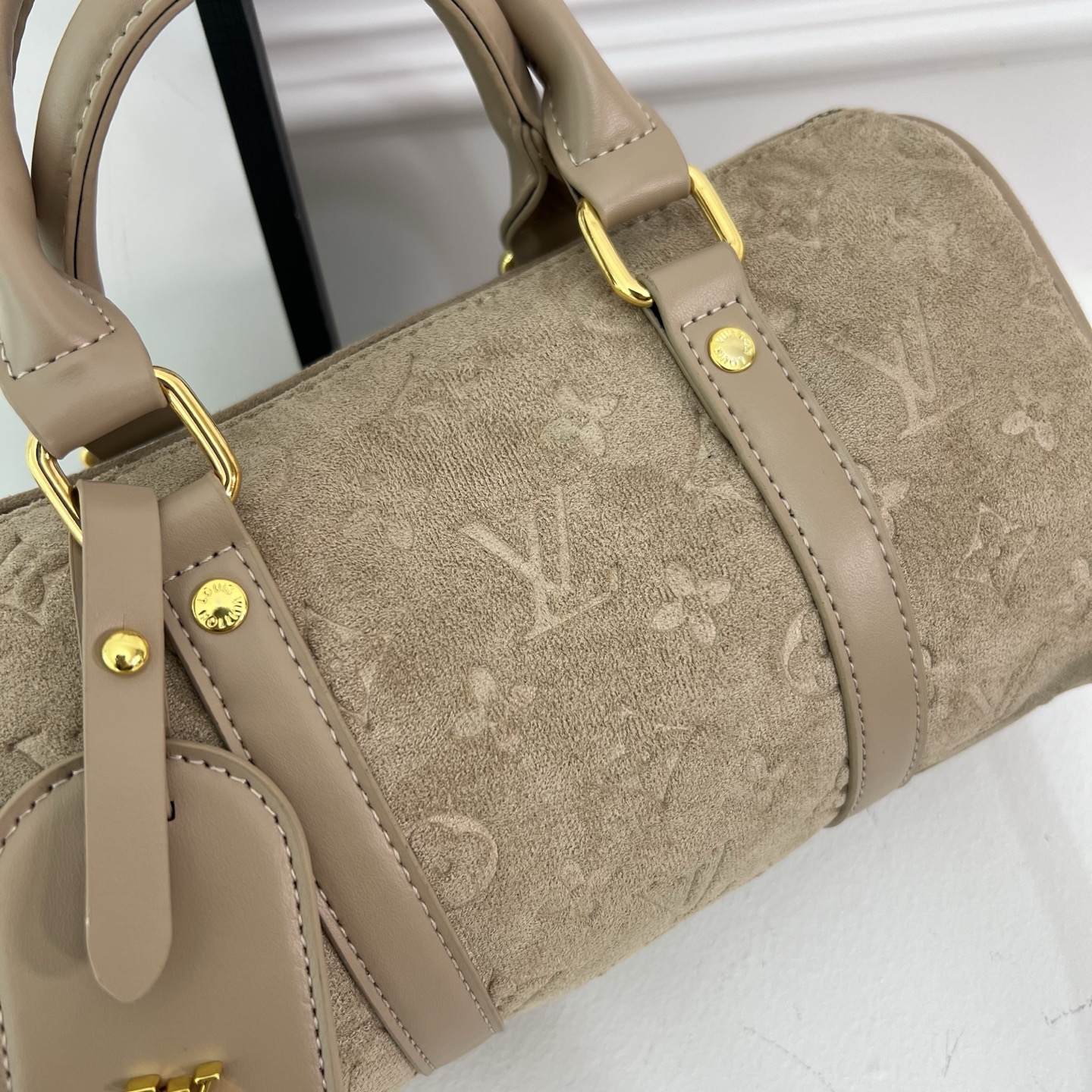 Stylish and versatile pillow bag