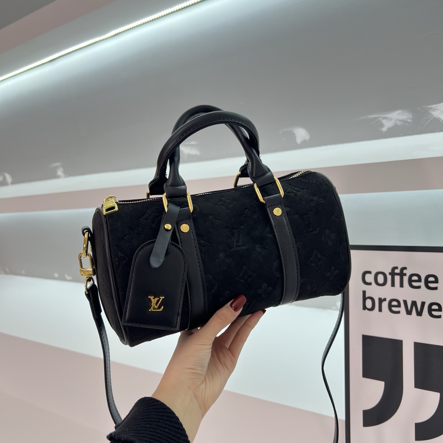 Stylish and versatile pillow bag