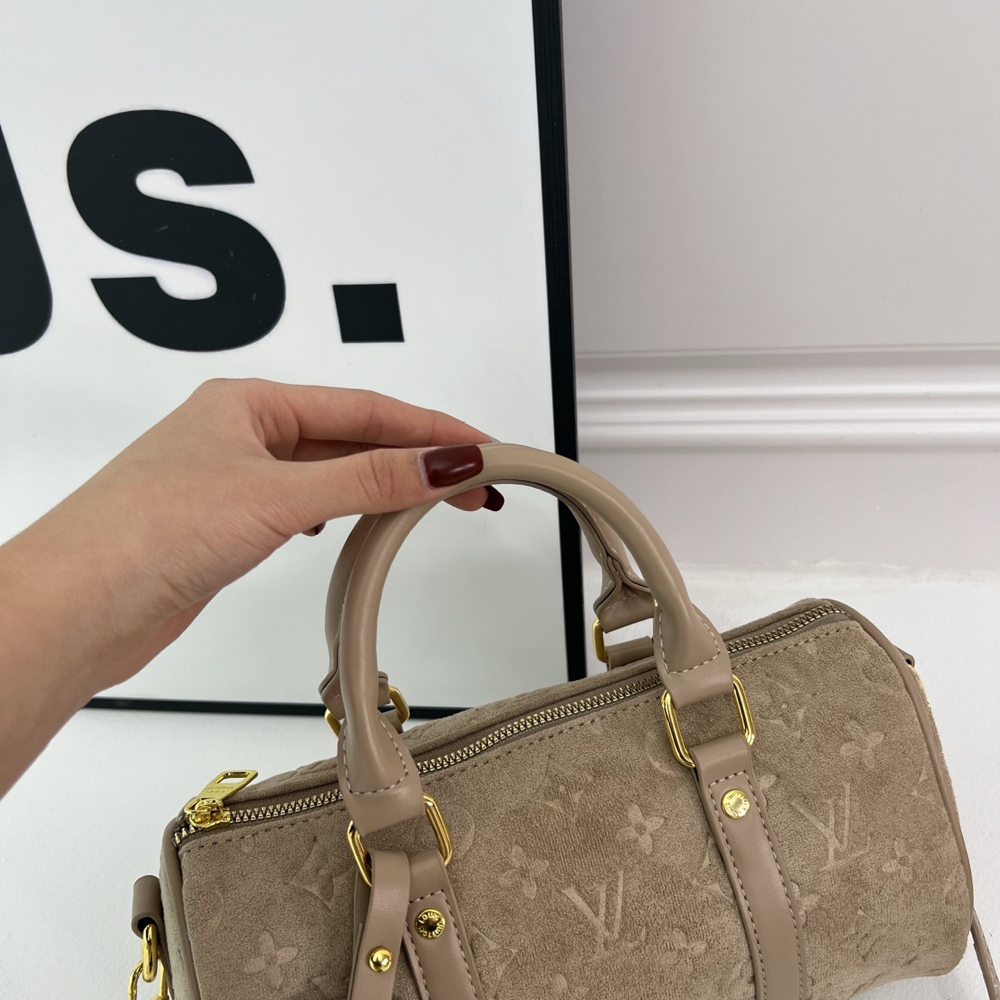 Stylish and versatile pillow bag