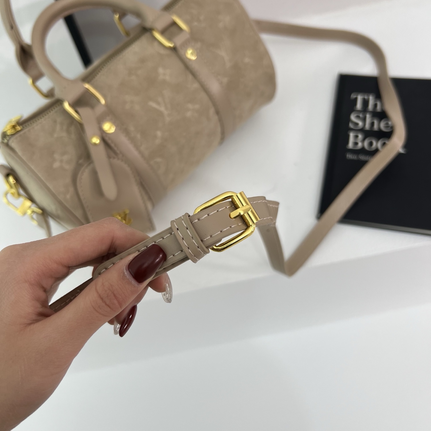 Stylish and versatile pillow bag