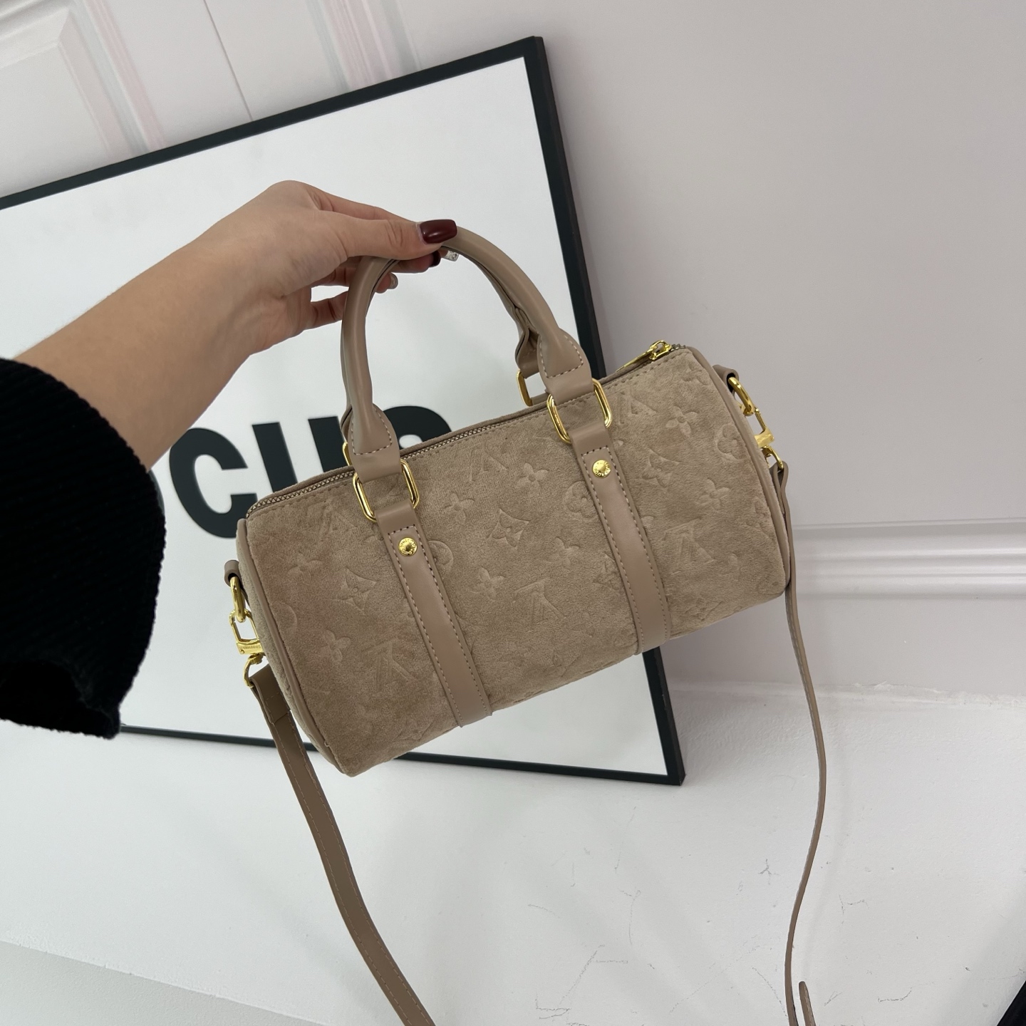 Stylish and versatile pillow bag